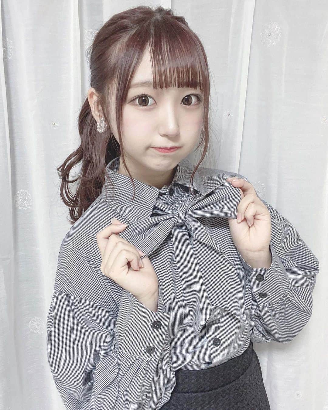 町田穂花のインスタグラム：「. . 新しいブラウス♡ . 形がとってもかわいくて、色々なものに合わせやすい໒꒱· ﾟ . ブラウスって何着あっても困らないから好きなんだ〜ᐡ｡• ·̫ •｡ᐡ . POMMEのお洋服全部かわいくて新作毎回欲しいなってなってる🥺🥺💓 . ‪‪❤︎‬blouse @pomme.damour.official . 普段あまりしないポニーテールしてみたよ👶🏻 . #pommedamourgirl #ガーリーコーデ #ポニーテール #ポニーテール女子 #ギンガムチェック #ブラウス #ブラウスコーデ #量産型コーデ #量産型」
