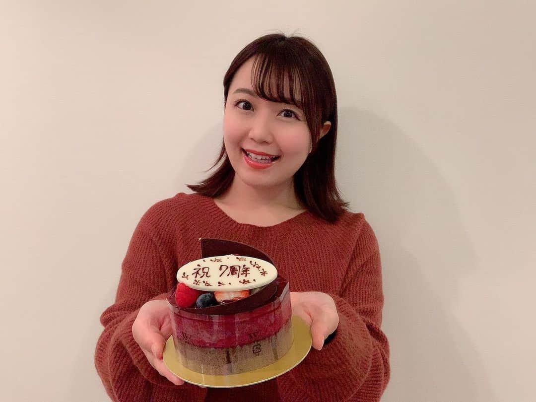 のインスタグラム：「本日、芸能活動7周年を迎えました🎉✨✨ということで、絶対ケーキが食べたくて、自分の食べたいケーキを買ってきてパパを道連れに(笑)いただきました🥰ヴィタメールのミロワール・カシスケーキ🥺💓甘酸っぱいカシスとショコラのバランスが絶妙で美味しすぎました🥺💓💓💓 . . . 7周年、そして8年目。小さい頃からずっと映画女優になることが夢で、この気持ちが揺らいだことがありません。2020年、様々な場所で生活が一転して、私自身も上手くいかないことが沢山ありました。でも、この時代を生きているからこそ感じたこともあって、どんな場所でも、遠く離れていても届けられるエンターテイメントに携わることや、お家で観られるドラマや地域を限らず観られる映画に出られる女優・声優になること、今まで以上に想いが強くなりました。私を知って、観て、聴いて下さった方に少しでも楽しい気持ちやパワーを届けられる存在になれるように、この時代を生き抜いて、夢に向かって走り続けます！いつも応援して下さる皆さま、本当にありがとうございます✨8年目の嶋梨夏も、そして一生のお付き合いを、宜しくお願いします✨✨✨ . . . . . #20201129 #11月29日 #デビュー #7周年 #7thanniversary #ヴィタメール #wittamer #ミロワールカシス #ケーキ #cake #アラサー女子 #丸顔 #ボブ #ぷに子 #ぽっちゃり #photooftheday #JAPAN #japanesegirl #avex #avexmanagement #instagood #followme #ricashima #嶋梨夏」