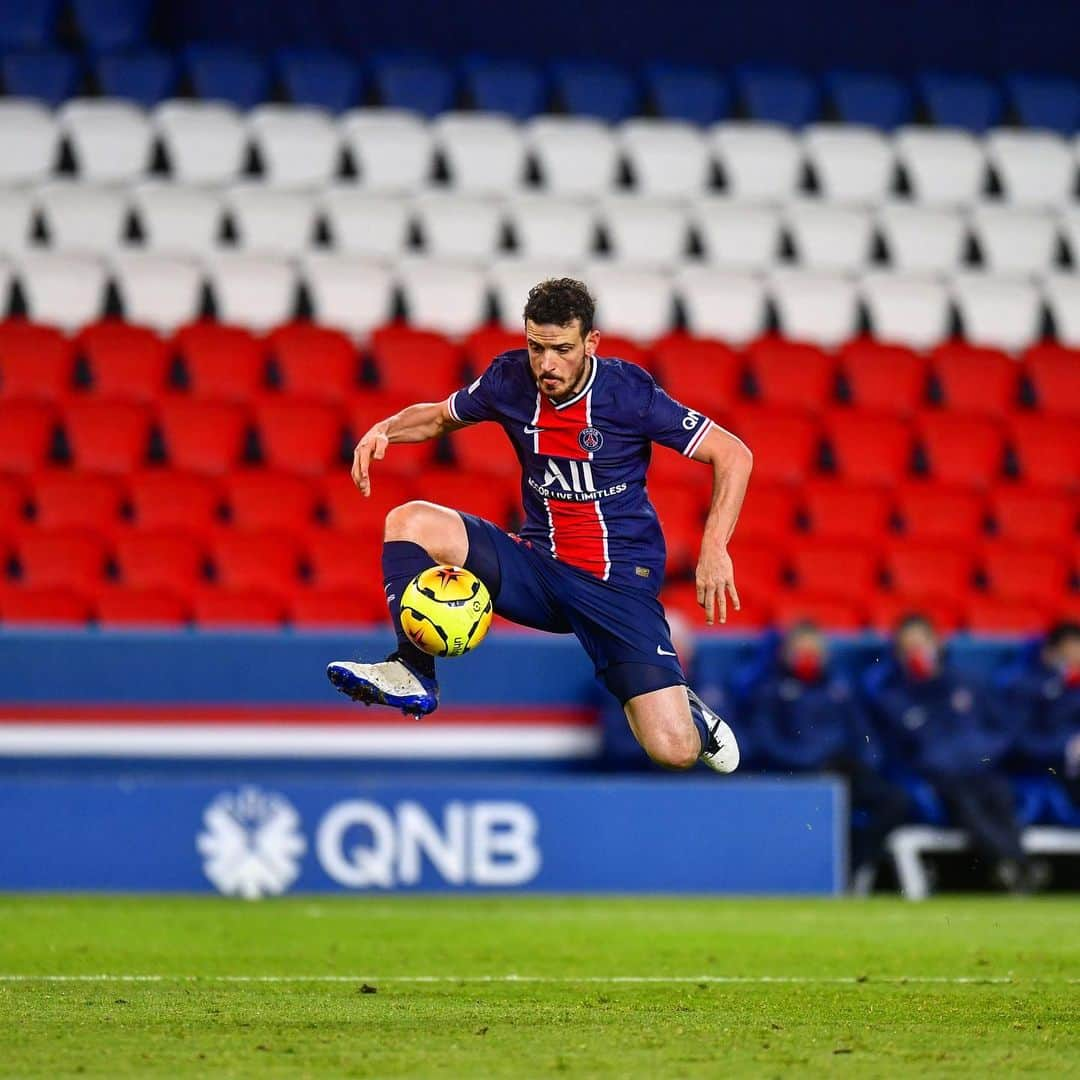 パリ・サンジェルマンFCさんのインスタグラム写真 - (パリ・サンジェルマンFCInstagram)「In the air ☁️ . 🦅 @florenzi . #PSGFCGB #Florenzi #ICICESTPARIS #AllezParis #PSG #Paris #Ligue1 #Football」11月29日 22時08分 - psg