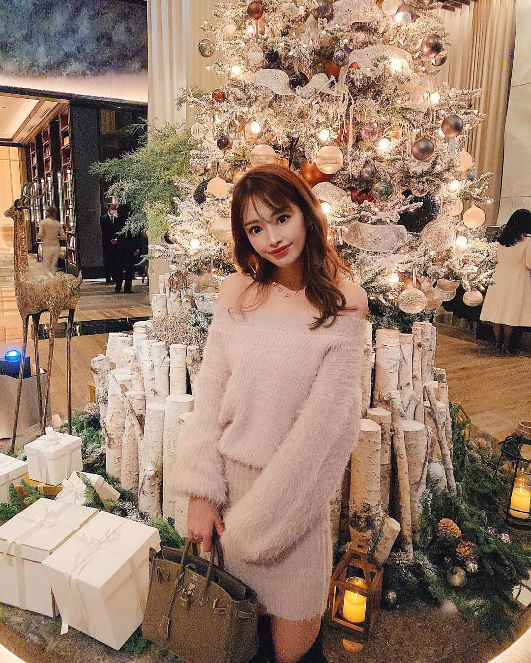 小川ももえさんのインスタグラム写真 - (小川ももえInstagram)「あゆちゃんとfour seasonsの点灯式に🎄❤️  着ているお洋服は @shoplist_official でget✨✨  チクチクしにくい生地感のシャギーは毎年1番人気とのこと🎅💓 ウエストで細めのベルトでブラウジングして着用するのもおススメ🧶  暖かくて1枚ではもちろんokだし、冬にはアウターを着てもそこまでもたつかず、チェスターコートからショートダウンなども相性バツグンだよー❄️💖  プチプラを購入するならショップリストが最安値で購入できるよ🎅 RESEXXYもショップリストで人気のブランドでならお安く購入できる❤️❤️❤️  #SHOPLIST #SHOPLISTA #SHOPLISTで購入 #RESEXXY #シャギーワンピ#コーデまとめ #着回しコーデ #トレンドコーデ  #冬服 #タイトワンピ#fourseasons#fourseasonshotel#大手町#otemachi」11月29日 22時08分 - momoe_0406