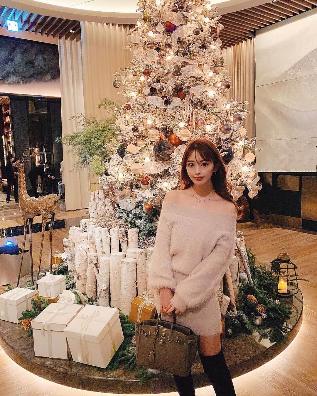 小川ももえさんのインスタグラム写真 - (小川ももえInstagram)「あゆちゃんとfour seasonsの点灯式に🎄❤️  着ているお洋服は @shoplist_official でget✨✨  チクチクしにくい生地感のシャギーは毎年1番人気とのこと🎅💓 ウエストで細めのベルトでブラウジングして着用するのもおススメ🧶  暖かくて1枚ではもちろんokだし、冬にはアウターを着てもそこまでもたつかず、チェスターコートからショートダウンなども相性バツグンだよー❄️💖  プチプラを購入するならショップリストが最安値で購入できるよ🎅 RESEXXYもショップリストで人気のブランドでならお安く購入できる❤️❤️❤️  #SHOPLIST #SHOPLISTA #SHOPLISTで購入 #RESEXXY #シャギーワンピ#コーデまとめ #着回しコーデ #トレンドコーデ  #冬服 #タイトワンピ#fourseasons#fourseasonshotel#大手町#otemachi」11月29日 22時08分 - momoe_0406