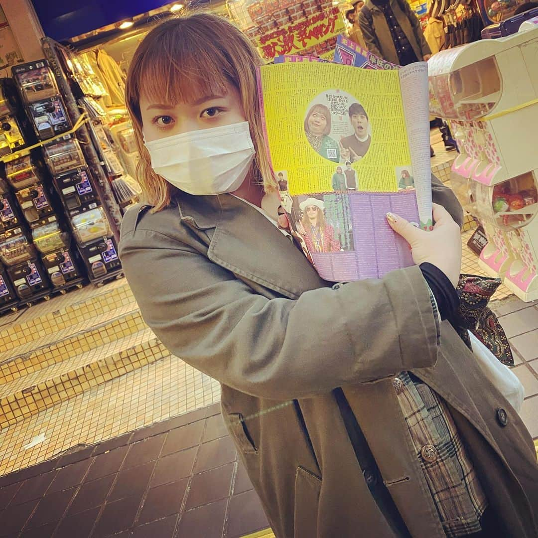 西田さおりさんのインスタグラム写真 - (西田さおりInstagram)「今日は、お休みだったので 椎木を引き連れて 永原真夏ちゃんのライブを 観に行きました。 もう一曲目から涙が つーんと出てきて めちゃくちゃ良き時間を 過ごさせて頂きました。 やはり音楽は最強です。 椎木もはじめての真夏ちゃんに 感動してました。 あと！ ヴィレヴァンのフリーペーパーに 我々のインタビュー記事が 載ってるので是非！！！ 夜はキンボシさんに ご馳走になって幸せな 一日でしたでございます。 . . . #下北沢ボーナストラック #めちゃくちゃいい場所 #ヴィレヴァン #世間知らズ #フリーペーパー #みてね」11月29日 22時11分 - saori19950108