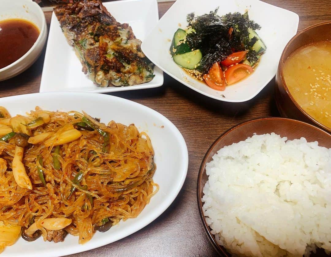 のインスタグラム：「#みやせごはん  めちゃくちゃ韓国料理に寄せまくった日。  ・チャプチェ ・ニラチミミ ・チョレギサラダ ・大根のヒラヒラピリ辛スープ  実はチヂミ焦げてました。。。😂😂  #自炊記録 #おうちごはん」