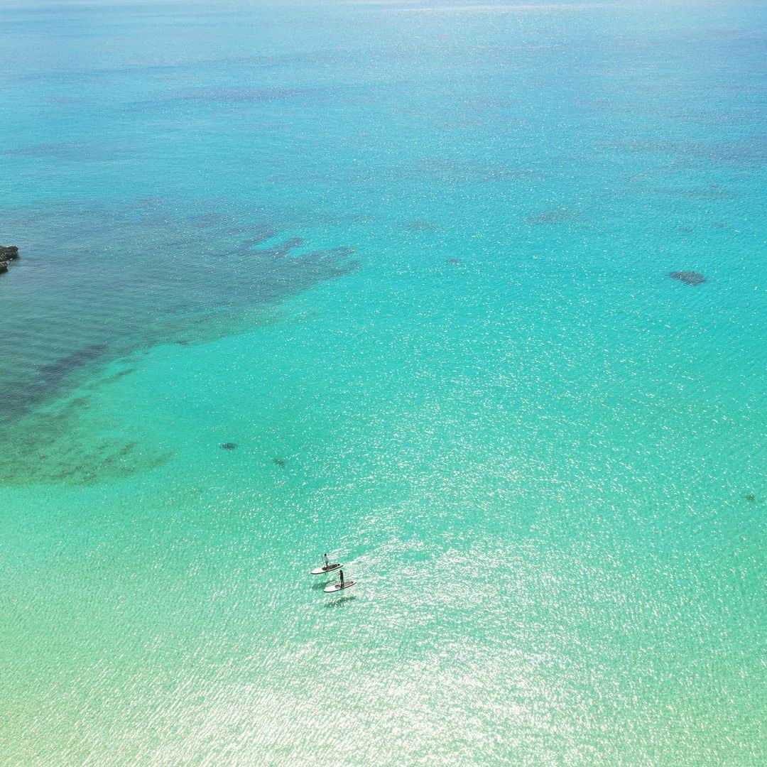 渡辺舞さんのインスタグラム写真 - (渡辺舞Instagram)「少し前に行った宮古島。 伊良部島の海でサップをやったんですが、これ、浮いてるように見えません？そのくらい透明度が高くて驚いたし、ウミガメもいて、感動✨ 海外も恋しくなるけどこんな美しい日本の絶景に出会えて幸せでした。また行きたいな☺️  #旅を振り返り ＃宮古島#伊良部島」11月29日 22時17分 - maipu0125