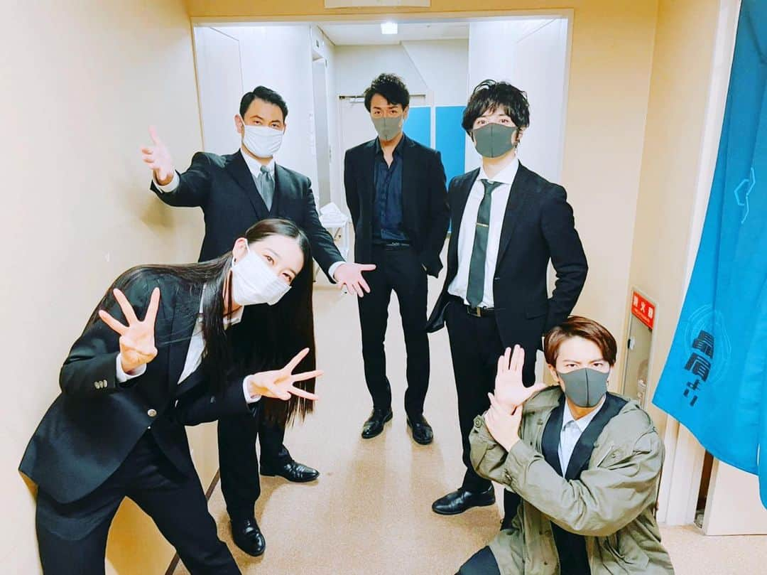 弓削智久さんのインスタグラム写真 - (弓削智久Instagram)「『舞台PSYCHO-PASS サイコパス Virtue and Vice 2』明治座全公演終了しました。ご観劇、ご視聴有難うございました。大変な状況の中での公演でしたが、皆様のお力添えで誰一人欠けることなく無事この日を迎えられました。本当に良かったです。ガイドラインに従い稽古を行い、娯楽を捨てて通常のコミュニケーションとは違う形での創作。共演者のマスクを取った顔を見るのは本当に稽古終盤でした。カーテンコールの際、お客様の顔を観るのが何より幸せでした。写真は初の公安三係 #和田琢磨　#中尾暢樹　#青野楓　 #弓削智久　#藤本隆宏 次は大阪公演です」11月29日 22時18分 - tomohisayuge