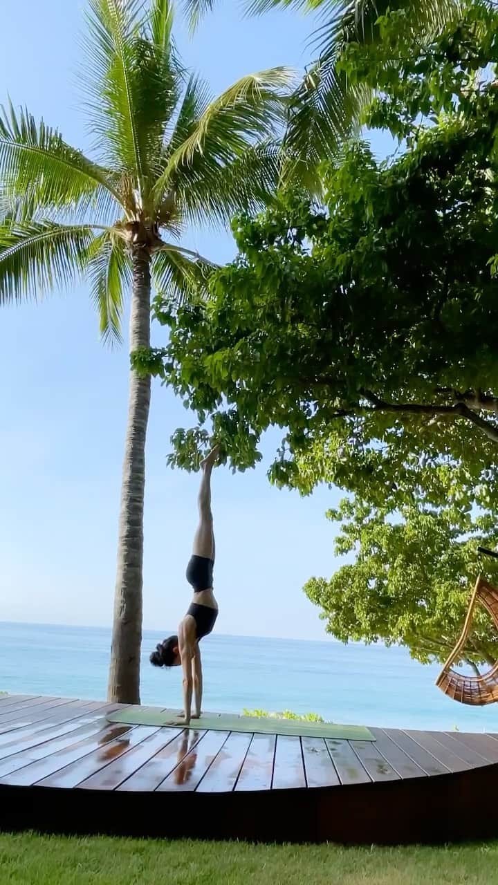 アリス+オリビアのインスタグラム：「I love to start my mornings with #yoga ... thru the chaos of this time it has been my stability, a reminder of how important it is to take some time for self care... ❤️」