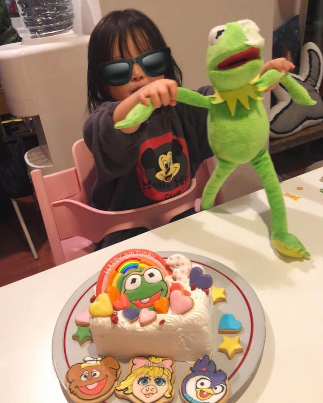 垣内彩未さんのインスタグラム写真 - (垣内彩未Instagram)「🎂🐸🎂🌈🎂❤️  昨年に引き続き @mario.yog がデコレーションクッキーをオーダーしてプレゼントしてくれました🥺✨  最高に可愛い！  カーミットにもケーキを見せてあげたら、クリームまみれになりました🤣🐸  #kakiuchiayamibaby」11月29日 22時19分 - kakiuchiayami