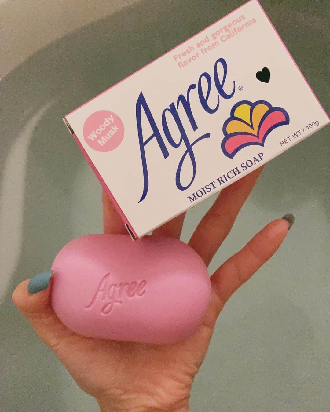 ファンタジスタさくらだのインスタグラム：「She hasn't changed.🛁  I've liked this for ages.  思い出す香りって、ある  #agreesoap #agreeshampoo #agreesofter」