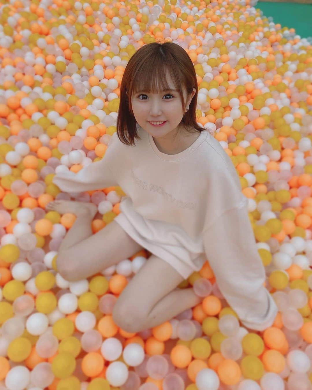 のインスタグラム：「まだ子供なので … 👶🏻 . . . . . #japanesegirl #idol #fashion #makeup #guess #followｍe #ファッション #トレーナーコーデ #メイクアップ #ナチュラルメイク #アイドル #生脚 #サマーランド #フォローミー」