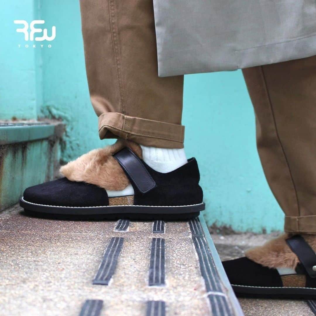 のインスタグラム：「【RFW PICK UP】  PUFFIN 1＋HOOD -Black×Black- -Beige Mouton-  今季のサンダルはHOODを付ける事で 全く違った雰囲気で楽しめます。 同色のレザー素材のほか、 色々な素材のHOODがラインナップ。 春夏のサンダルをお持ちのお客様も こちらのフードが取り付けられます。 RPM、ONLINE SHOPでは全てのHOODが展開中です。 よろしくお願い致します。  www.rfwtokyo.com  #rfw #rfwtokyo #rhythmfootwear #sneaker #sneakers #kicks #instashoes #instakicks #sneakerhead #sneakerheads #nicekicks #sneakerfreak #kickstagram #2020aw #autumn #winter #tokyo #shibuya #東京 #渋谷 #rpm #rhythmprimarymarket #leathersandal #レザーサンダル」