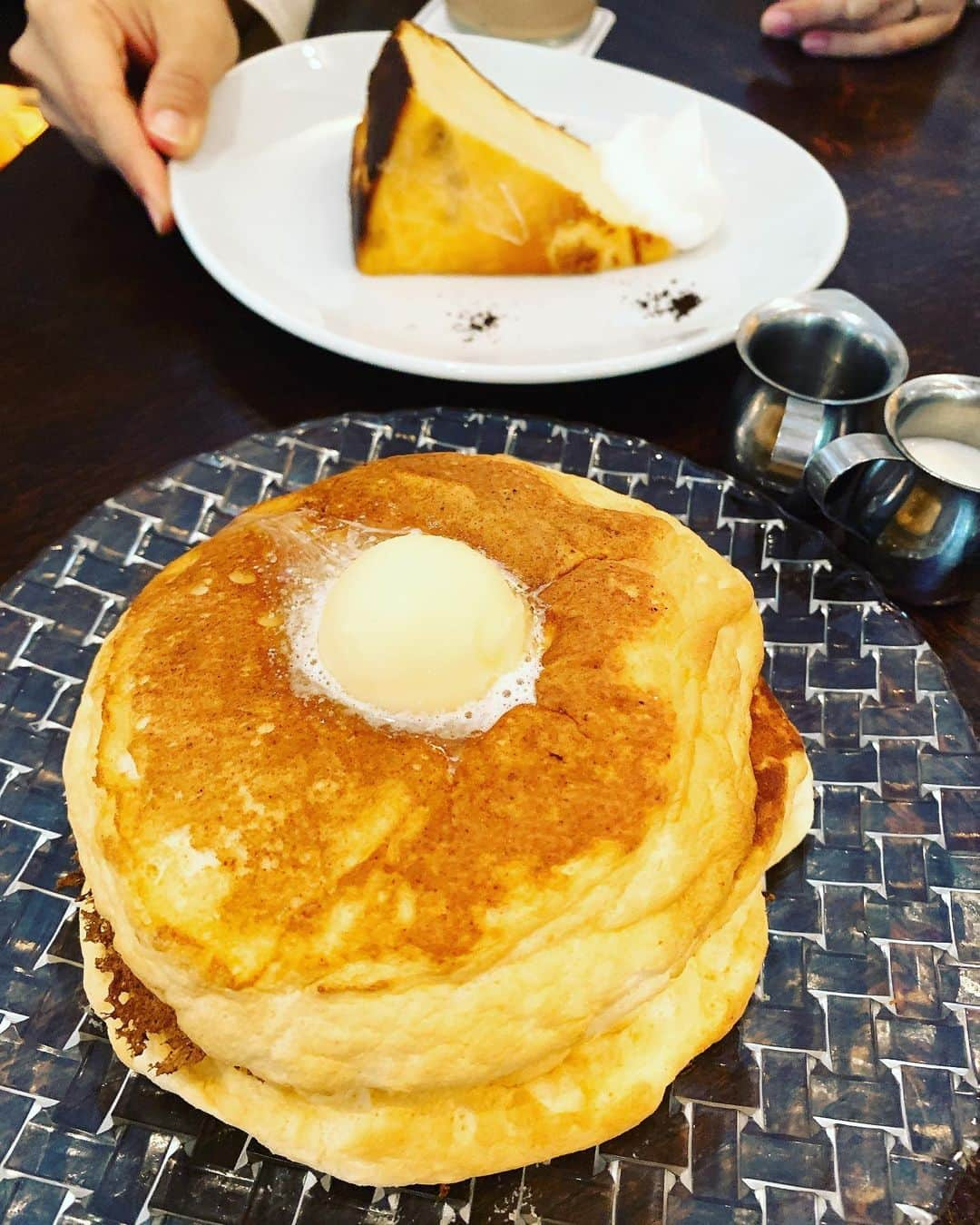 愛純もえりのインスタグラム：「夜が焼肉の日のランチ🥞  夜の為にお昼はかる〜くね🍴  #奥に見えるのは #バスクチーズケーキ #手は誰でしょーか？？ #ヒントは #🍒」