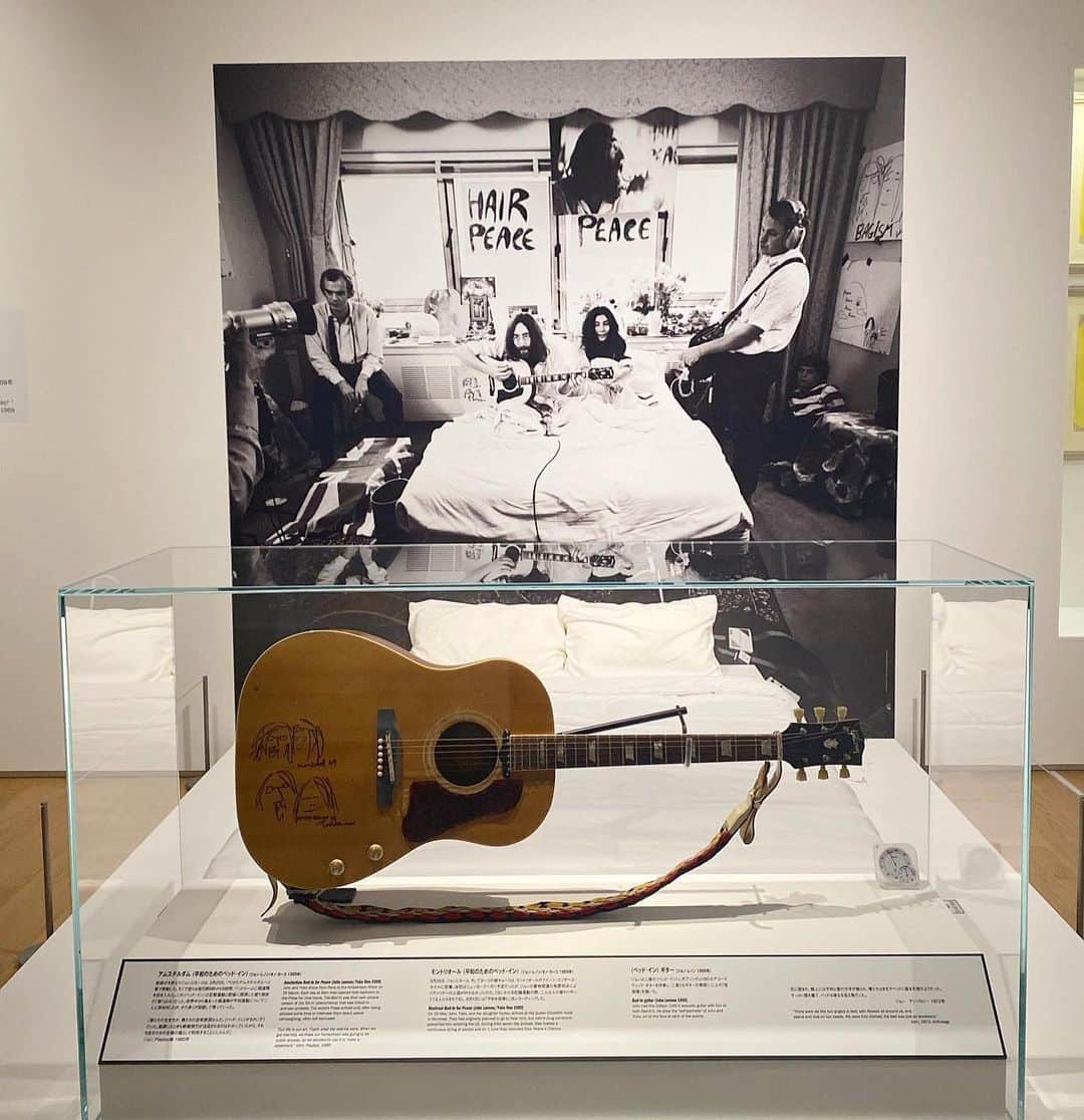 足立沙織さんのインスタグラム写真 - (足立沙織Instagram)「. . DOUBLE FANTASY John&Yoko . . 一つ一つの作品や映像に足をとめながら ふたりの歴史に沢山触れることができました🌍 本当にたくさんの愛とエネルギーに 満ち溢れている方たちなんだなって。 初めて知ることだらけでした✨📚 . 名曲が静かに流れている心地良い空間で ゆっくり見て回ることができて良かった☺️ . . . . . #johnlennon#onoyoko#johnandyoko#doublefantasy #doublefantasyexhibition#johnyoko#tokyoart #imagine#johnlennonforever#beatlesforever」11月29日 22時41分 - sao_ri_17
