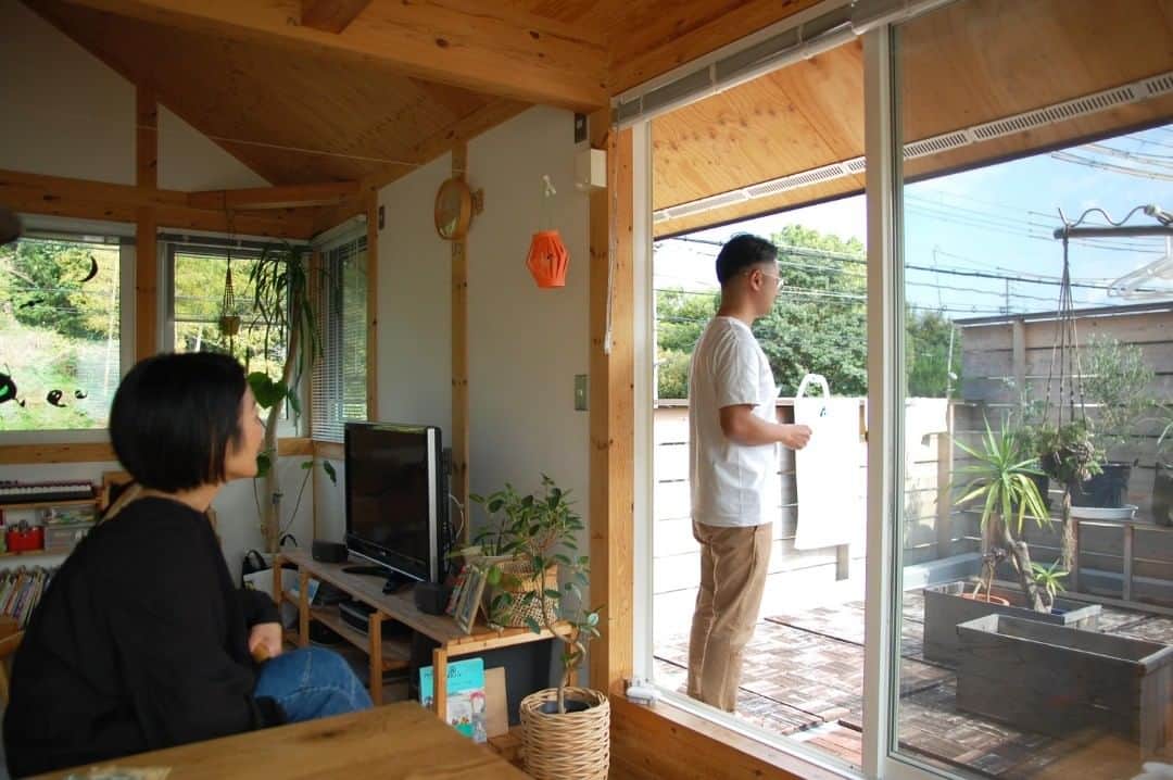田中工務店／大阪／木の家さんのインスタグラム写真 - (田中工務店／大阪／木の家Instagram)「. 豊かな人生を歩みたければ、豊かな人になることを目指そう。 なぜなら、豊かな人に豊かな人生が訪れるのだから。 . @tanaka.komuten #tanakakomuten_kurashi  #tanakakomuten_balcony  . すべての人に、豊かな人生を。 @tanaka.komuten は大切な人との豊かな時間という価値を、設計士とつくる木の家づくりを通して、お客様に届けることを目的としている大阪北摂・吹田市にある工務店です。 この価値観と合う方はぜひフォローください🤲🏻✨ . #木の家 #家族との時間 #暮らしを楽しむ #ウッドデッキ #グリーンのある暮らし #植物のある暮らし #ベランピング #デッキのある暮らし #おうちキャンプ #注文住宅大阪 #注文住宅 #北摂 #吹田市 #豊中市 #箕面市 #池田市」11月29日 22時34分 - tanaka.komuten