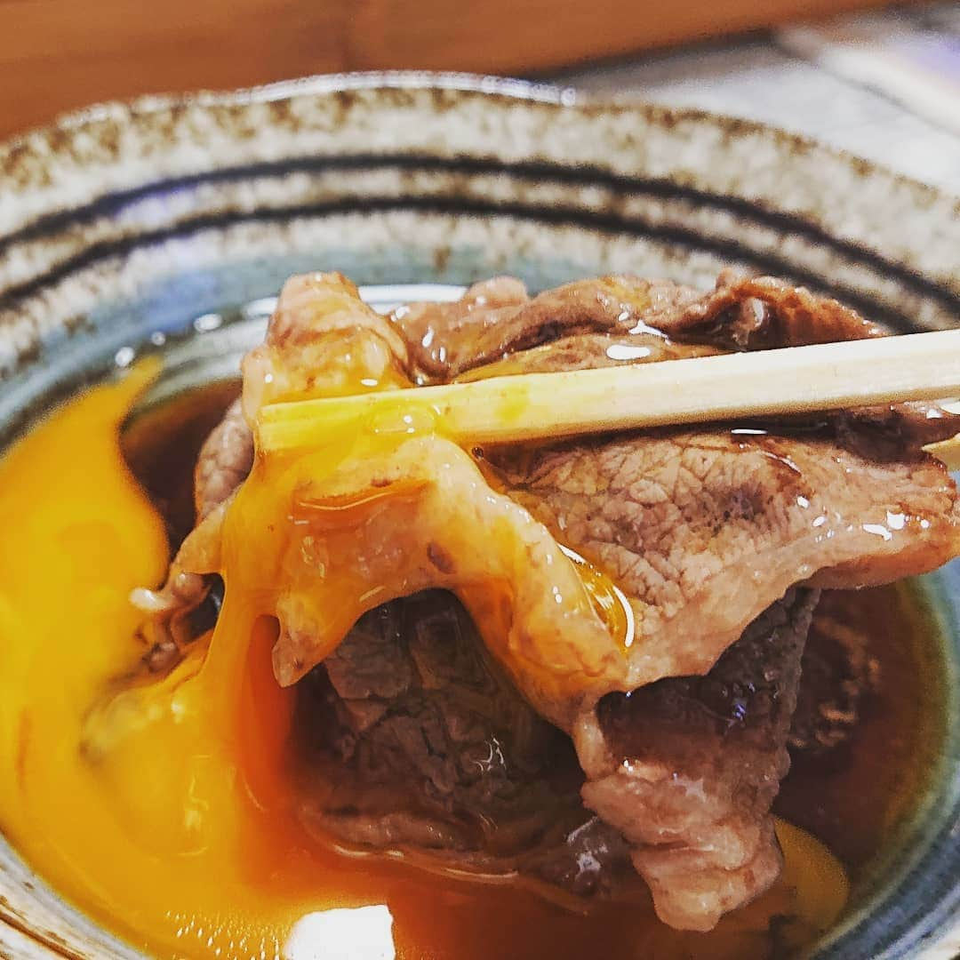 石原祐美子さんのインスタグラム写真 - (石原祐美子Instagram)「#淡路ビーフを食べてyell  クラウドファンディングの返礼品が届きましたー(ﾉ≧∀≦)ﾉ ・ ・ 特選ステーキどーーーん！！ すきやき肉も焼肉用も切り落としもどどーーーん！！ ・ ・ 淡路牛の中で「淡路島ビーフ」を名乗れるのは年に200頭ほどという超貴重なお肉。 肉質がめちゃめちゃきめ細かくてなめらかな舌ざわり(*´﹃｀*)食感も風味も最高です😍 さすがは #幻の和牛  あまりのおいしさに、のけぞりすぎて壁で頭を打ちました😂 ・ ・ たらふく食べてもぜんぜん胃もたれしない！むしろ心地よい満腹感✨ そして冷凍庫には、まだステーキが、ある✌😁 ・ ・ 私のところには「淡路ビーフ とうげ」さんのお肉が届きました。 ・ コロナ禍で大変とのことで、少しでもご支援できればと思って参加させていただきましたが、逆にこちらがエールと元気いただきました🙏🙇 ・ ほんっっっとにおいしかったーーーー！！！！ ・ ・ おいしいものだらけの島、淡路島💕また遊びに行きたいな～😊 ・ ・ #淡路島 #淡路ビーフ #幻の和牛 #とうげ  #ブランド和牛  #ステーキ #焼肉 #すき焼き #切り落とし #黒毛和牛 #クラウドファンディング #いい肉の日 #淡路島グルメ  #お肉大好き #お肉 #食べスタグラム」11月29日 22時37分 - chiki2johnny14