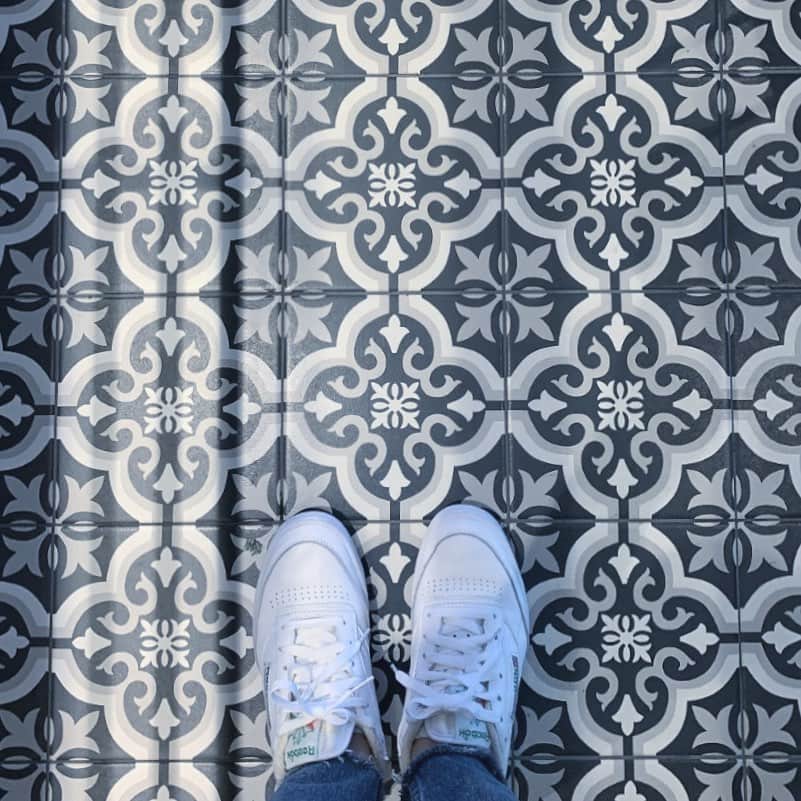 のインスタグラム：「タイルの床が大好きで、ついつい撮っちゃいます。たしかダブリンのパブでもいいのあったなぁ...と覚えてたり。この床は宮下パークの3Fのスペインバルです。」