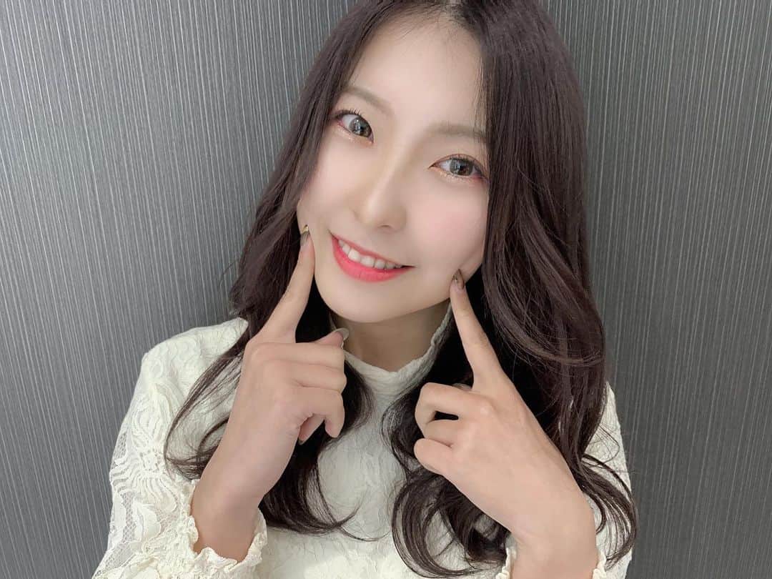杉山愛佳のインスタグラム：「･ ･ ･ ･ 画面が割れたから内カメは白く濁るんだけど外カメだと綺麗に撮れるの¨̮ あ。髪色変えました¨̮ #オンラインお話会」