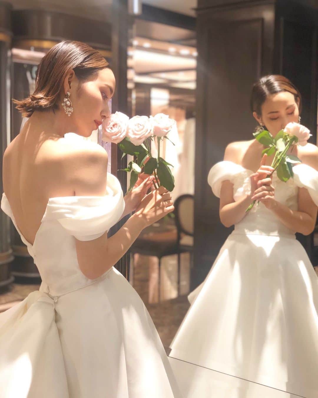 藤本奈月のインスタグラム：「どのドレスも素敵だった〜。 コロナで挙式挙げられなくなった方たち、本当写真だけでも撮ってほしい！ JUNOのドレスは着る魔法だと思う。 そしてヘアメイクでビビデバビデブーよ、これ糸瀬マジック。まじで魔法使い。 このドレスはお客様モテしそうだったぁ。 実物を見てみて🦋🧚🏻‍♀️❤️ . . . @juno_weddingdress  @fugee_make_up_salon   -------------------------------------------------- #junowedding#試着レポ#試着#juno天神本店  #結婚式#結婚式準備#披露宴#挙式 #海外挙式#海外#神社#神社挙式#和婚 #花嫁#福岡花嫁#プレ花嫁#卒花#プレ花嫁福岡 #日本中のプレ花嫁さんと繋がりたい  #全国のプレ花嫁さんと繋がりたい  #福岡#福岡市#天神#九州#西通り」