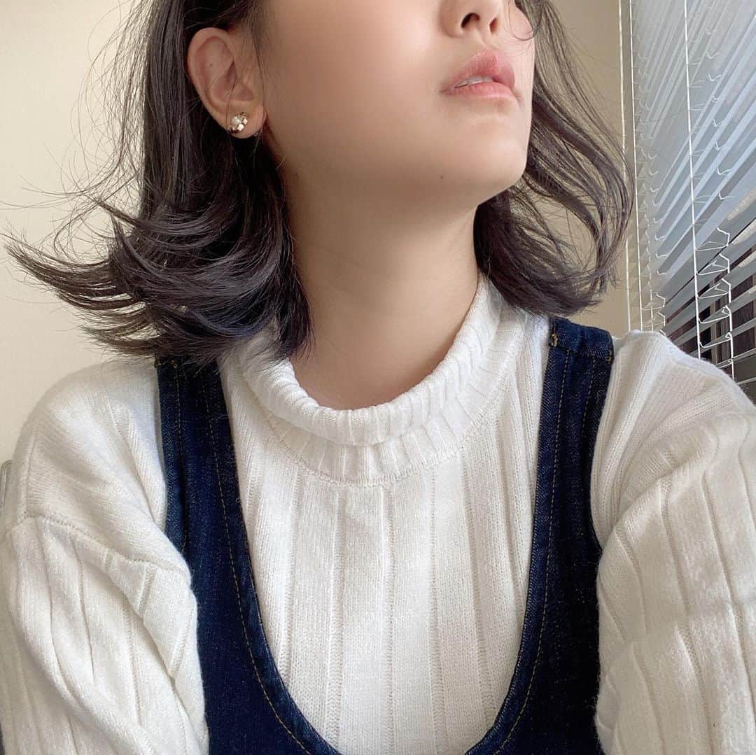 浜田由梨のインスタグラム：「美容師さんみたいな投稿✂︎💇‍♀️ ずっとハイトーンでピンク味のあるカラーでしたが、初のラベンダーグレージュ🍇お気に入り♡ #hair #hairstyle #haircolor #グレージュ #greige #purple #color」