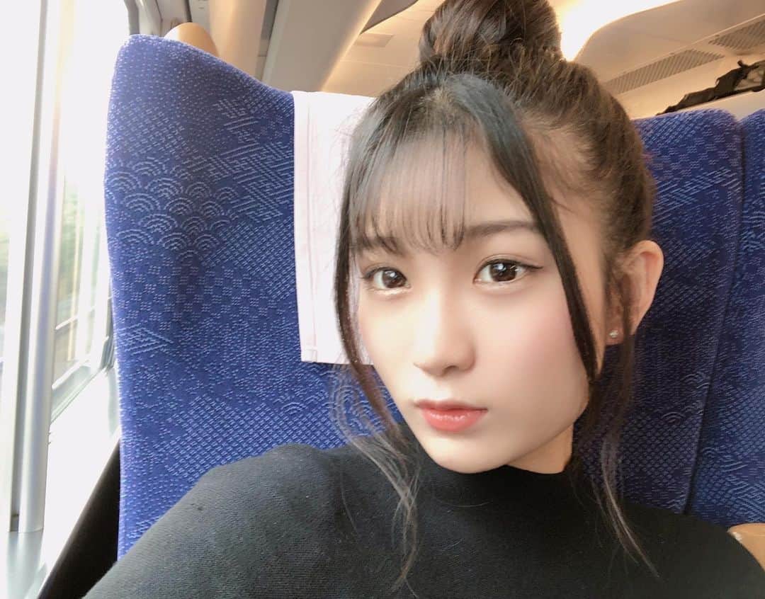 のインスタグラム：「盛れるのは、自然光でした(綾鷹風)  毎度絶対その時間に寝てない詐欺ですが おやすみなさいませ！！  #お団子ヘア #温泉 #自撮り #selfie」