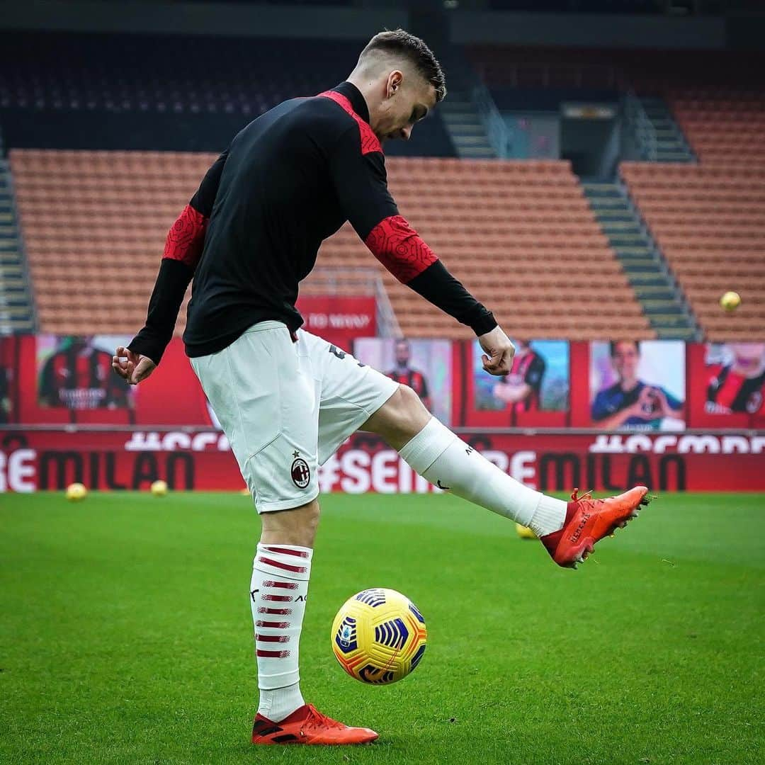 ACミランさんのインスタグラム写真 - (ACミランInstagram)「Warmup keepy-ups ⬆️⚽️ #MilanFiorentina #SempreMilan」11月29日 22時50分 - acmilan