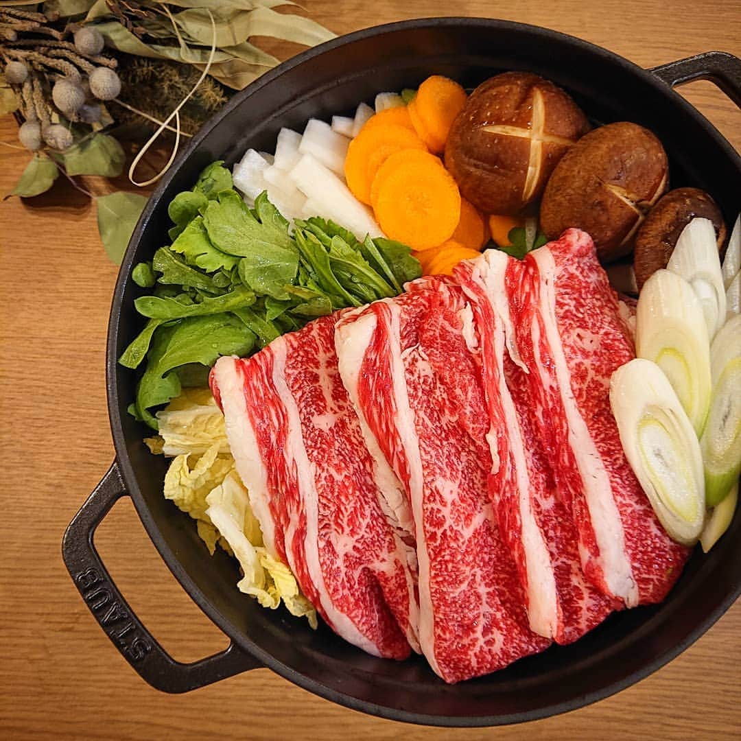 秦まりなのインスタグラム：「いい肉の日なので、今夜はすき焼き！  お肉で元気をチャージ！✨ しっかり英気を養って、明日からまた新たな一週間、頑張っていきましょう！！ . . . #まりな飯 #おうちごはん #おうち鍋 #すき焼き #すき焼き #いい肉の日 #鍋 #鍋がおいしい季節 #鍋スタグラム #晩ごはん #夜ごはん #料理 #料理記録 #dinner #ストウブ #ストウブ料理 #staub #staubごはん」