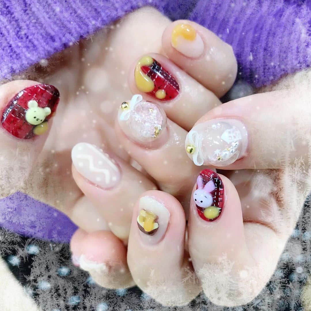 なかやまちえこのインスタグラム：「🍯大好き🐻⠀ ⠀ きまぐれピグメント  ハイリッチはブラックとホワイト⠀ @pregelofficial @kimagure_cat_whim @bettygel_official  #nail #nails #nailart #ネイル #美甲 #ネイルアート  #japanesenailart #manucure #japanesenails #manicurist #gelnails #أظافر #네일아트 #미용 #vẽmóng #ngườiđẹp  #เพ้นท์เล็บ #искусствоногтя #artedeuñas #เพ้นท์เล็บเจล #ジェルネイルデザイン #ネイルデザイン #senikuku #nagelkunst #くまのプーさん #プーさんネイル #pooh #poohnails #大久保ちか ちゃん @chikachocolat_melty」