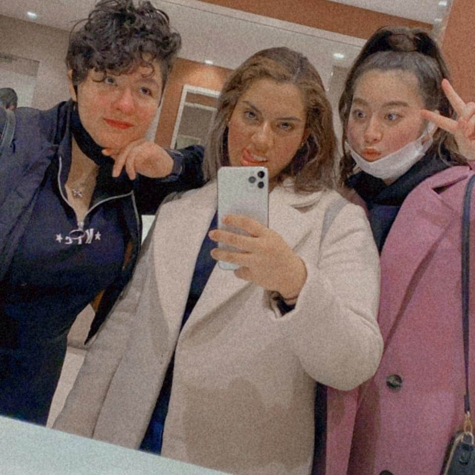 西原愛香のインスタグラム：「久々の3人で遊べたね😘😘😘 全然時間なかったけど、 映画は観れてよかった💓  #ドラえもん #感動した#映画 #映画鑑賞 #映画好き #映画好きな人と繋がりたい#friend #instalike」