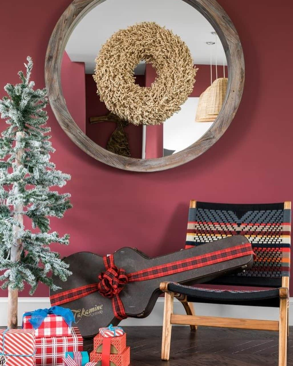 HGTVさんのインスタグラム写真 - (HGTVInstagram)「It's beginning to look a lot like Dream Home... 🤩 See how design @bpatrickflynn styled HGTV Dream Home 2021 for the holidays. 😍 From the great room to the great outdoors, find exciting new takes on how to deck your halls this season. ❄️ Shop all of Brian's colorful takes on coastal holiday decor when you visit the link in our profile. 🔝 🎅⁠⠀ ⁠⠀ See more of this waterfront Newport, Rhode Island home + sign up for sweepstakes reminders by visiting HGTV.com/Dream 🏡 💭⁠⠀⁠⠀ ⁠⠀⁠⠀ #HGTVDreamHome」11月29日 22時49分 - hgtv