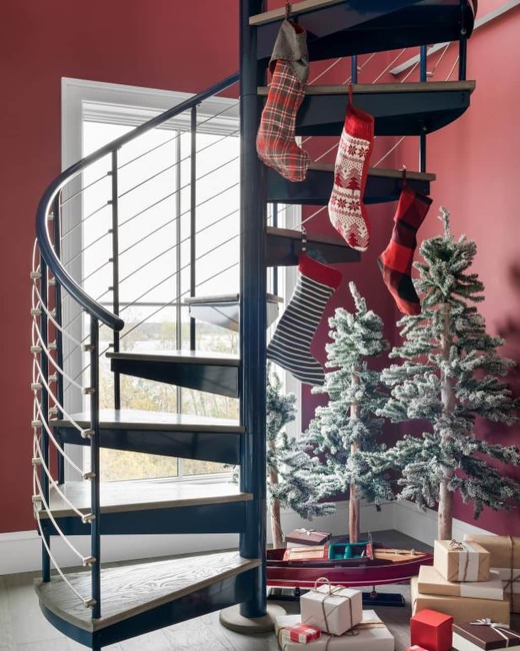 HGTVさんのインスタグラム写真 - (HGTVInstagram)「It's beginning to look a lot like Dream Home... 🤩 See how design @bpatrickflynn styled HGTV Dream Home 2021 for the holidays. 😍 From the great room to the great outdoors, find exciting new takes on how to deck your halls this season. ❄️ Shop all of Brian's colorful takes on coastal holiday decor when you visit the link in our profile. 🔝 🎅⁠⠀ ⁠⠀ See more of this waterfront Newport, Rhode Island home + sign up for sweepstakes reminders by visiting HGTV.com/Dream 🏡 💭⁠⠀⁠⠀ ⁠⠀⁠⠀ #HGTVDreamHome」11月29日 22時49分 - hgtv