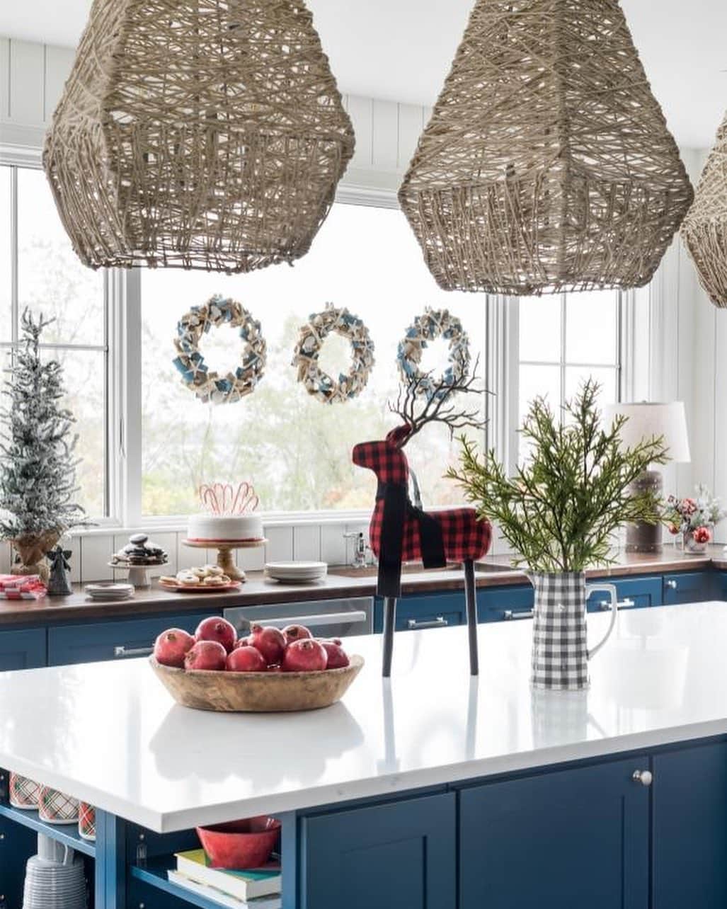 HGTVさんのインスタグラム写真 - (HGTVInstagram)「It's beginning to look a lot like Dream Home... 🤩 See how design @bpatrickflynn styled HGTV Dream Home 2021 for the holidays. 😍 From the great room to the great outdoors, find exciting new takes on how to deck your halls this season. ❄️ Shop all of Brian's colorful takes on coastal holiday decor when you visit the link in our profile. 🔝 🎅⁠⠀ ⁠⠀ See more of this waterfront Newport, Rhode Island home + sign up for sweepstakes reminders by visiting HGTV.com/Dream 🏡 💭⁠⠀⁠⠀ ⁠⠀⁠⠀ #HGTVDreamHome」11月29日 22時49分 - hgtv