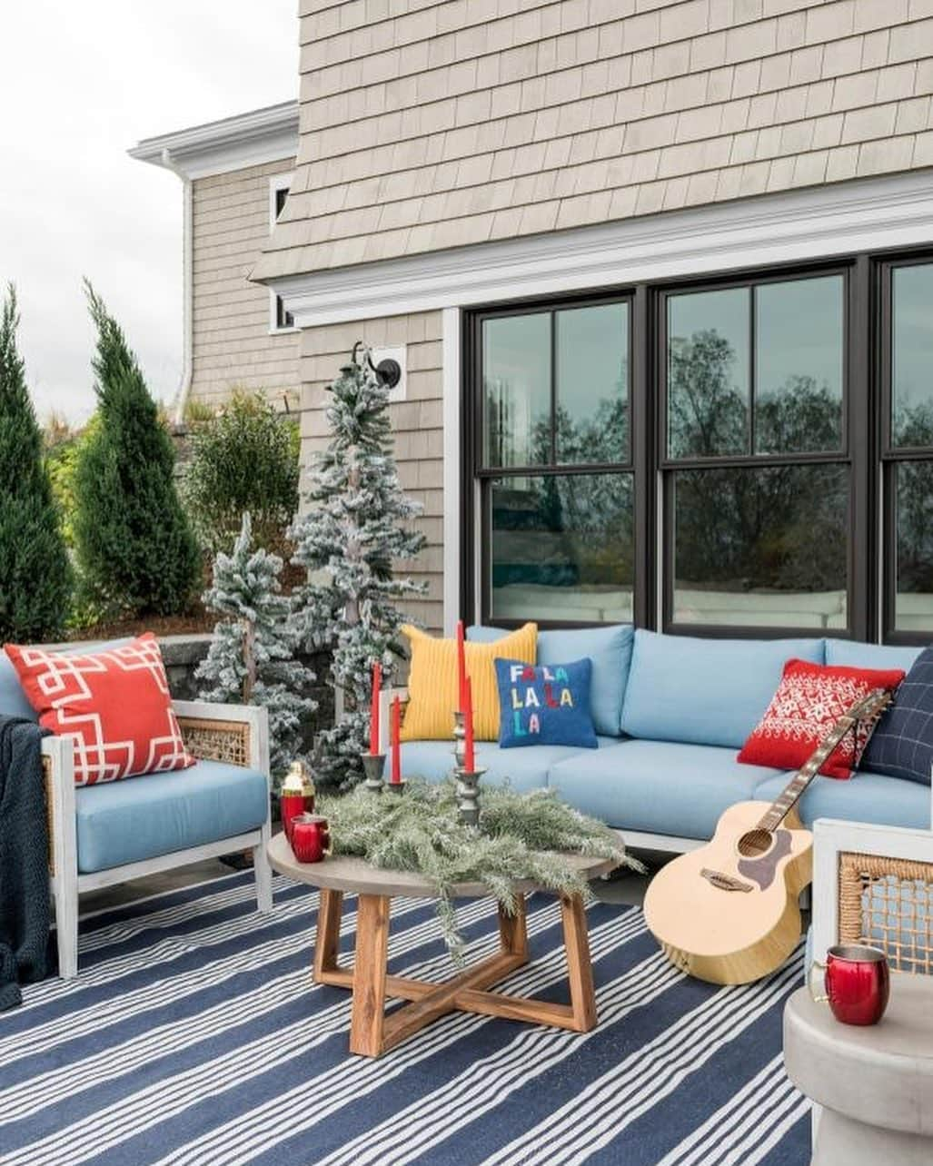 HGTVさんのインスタグラム写真 - (HGTVInstagram)「It's beginning to look a lot like Dream Home... 🤩 See how design @bpatrickflynn styled HGTV Dream Home 2021 for the holidays. 😍 From the great room to the great outdoors, find exciting new takes on how to deck your halls this season. ❄️ Shop all of Brian's colorful takes on coastal holiday decor when you visit the link in our profile. 🔝 🎅⁠⠀ ⁠⠀ See more of this waterfront Newport, Rhode Island home + sign up for sweepstakes reminders by visiting HGTV.com/Dream 🏡 💭⁠⠀⁠⠀ ⁠⠀⁠⠀ #HGTVDreamHome」11月29日 22時49分 - hgtv