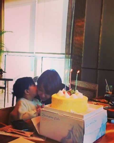 ミン・ヨンウォンのインスタグラム：「남편 생일같았던 내 생일.....🎂 . . 축하한다 나. 내년엔 생일 만큼은 잘쉬고 잘놀고 친구들도 만나고 '내마음대로 자유롭게' 보내자 . #네마음대로가아닌 #내마음대로!!! . . . 사랑해 민서야🥰🥰🥰 축하해주신 모든분들께 머리숙여서 감사드립니다. 사랑합니다 ❤ . . . 제 생일 소원은요.민서랑 매일 8시간씩 푹 잘자는거. 그리고..주말에는 단하루라도 어떤 방해 없이 푸 ~~~욱 자는거요🙏🙏🙏 #hbtm #baby #family #푸드파이터#먹방요정  #사랑해  #육아일기 #신혼일기 #육아맘 #육아소통 #일상 #소통 #맞팔 #데일리 #황금돼지띠아들 #오오티디  #베이비스타그램  #babyboy」
