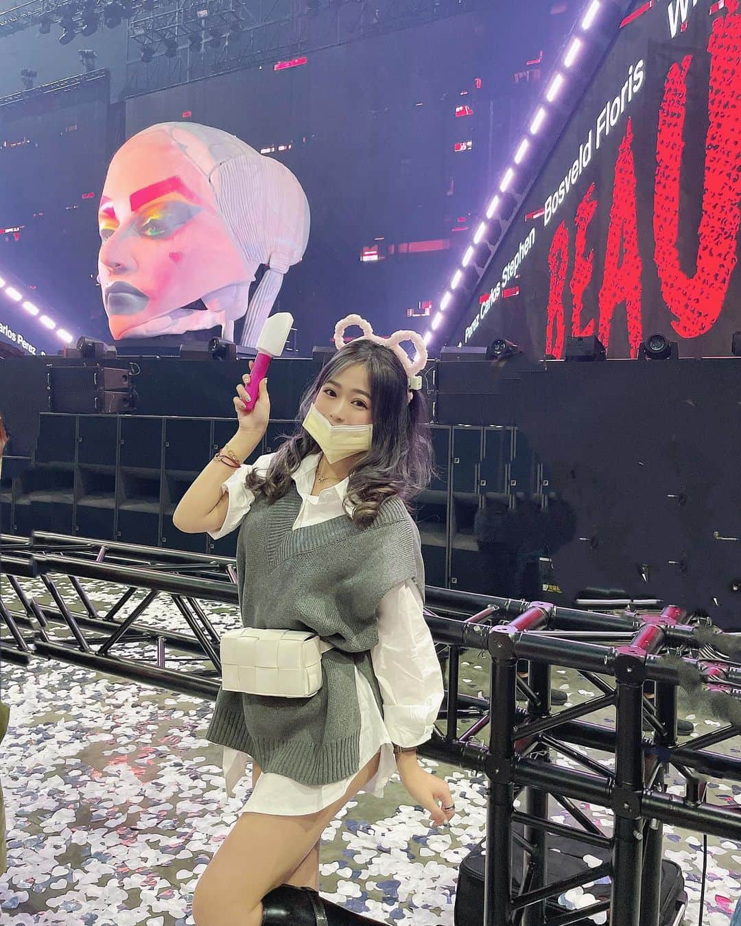 徐薇涵（Wei Han Xu）のインスタグラム：「我真的是太興奮啦～🤩 從第一張專輯就一直喜歡 @jolin_cai 到現在 真的陪伴了我好多時期 坐在第一排好震撼✨ （感謝3寶😙） 從頭跳到尾從頭唱到尾 這是場演唱會也是場精彩絕倫的藝術表演🌟 超美好的回憶」