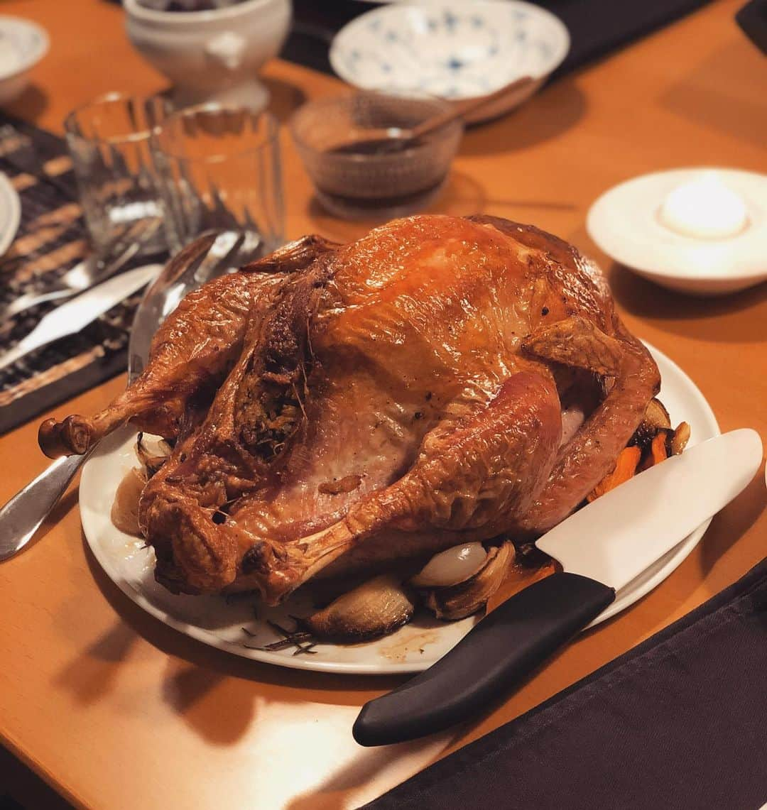 宮澤エマさんのインスタグラム写真 - (宮澤エマInstagram)「Thanksgiving. ありがとうありがとう。  感謝することがたくさんあるって気づく一年だったな。今年は感度がいつもの6倍上がってる気がする。  たのむぜ2020年も終幕に向かっていますが、「女の一生」、誕生日、サンクスギビングにと個人的に色々と盛りだくさんだった11月。明日11/30から連続テレビ小説「おちょやん」も始まります。 是非是非、見ていただきたいのです。  #thanksgiving #🦃  #女の一生　#おちょやん #和洋折衷」11月29日 22時52分 - emmamiyazawa