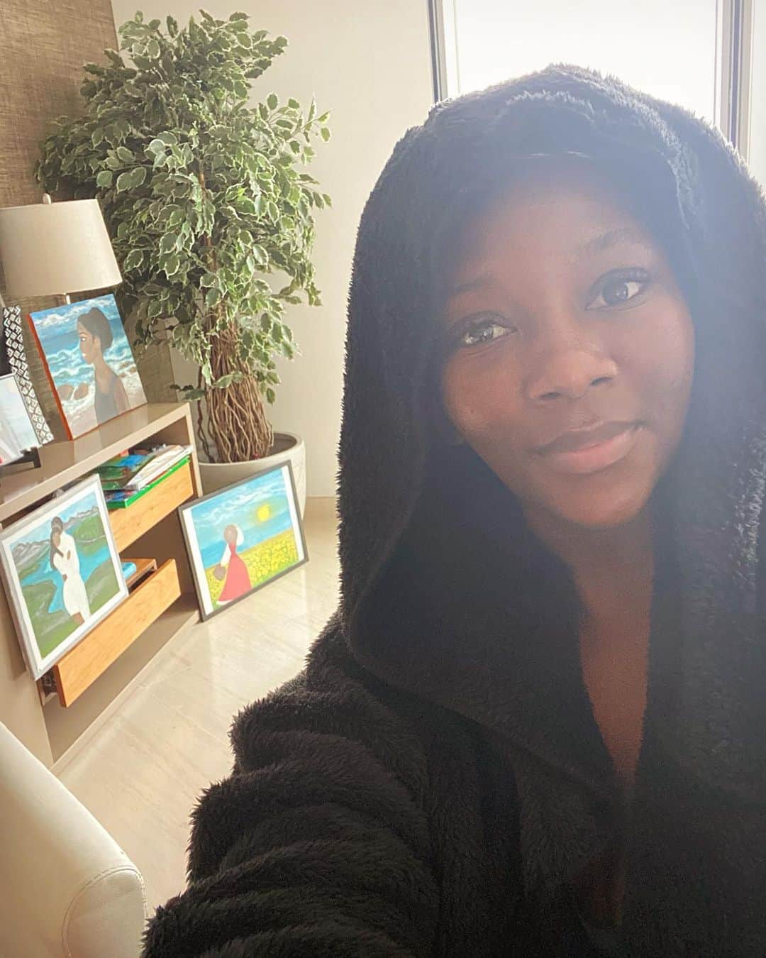 ジェネビーブ・ナジのインスタグラム：「𝐵𝓁𝑒𝓈𝓈𝑒𝒹 🌞𝒹𝒶𝓎 🕊 🖼🎨」