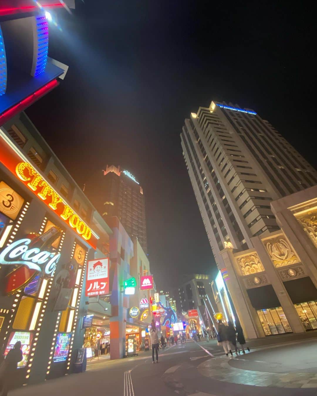 平山美香さんのインスタグラム写真 - (平山美香Instagram)「親戚ファミリーと秋の旅行は、パークフロントホテル泊で、チラッとUSJへ🌴 USJ駐車場に停めるより、パーク迄近くて便利🌴 ディズニーランドほど乗れるアトラクションには少ないけど、毎度の楽しみグリーティングダイナソーで、長男の大好きなラプトルに会えました🌴 次男が寝てしまい私は待機でしたが、長男は初シャークにビビりまくりだったみたい🌴 限定のドラえもんポップコーンBOXは、もちろんGET🌴 早くコロナが落ち着いて、パレード見たいなぁ🌴 #usj」11月29日 22時54分 - mika_hirayama