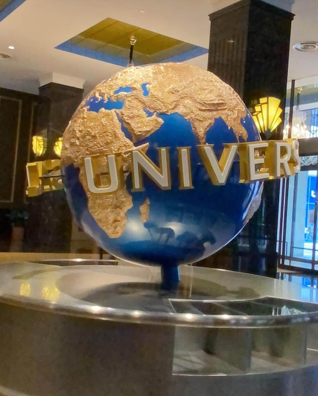 平山美香さんのインスタグラム写真 - (平山美香Instagram)「親戚ファミリーと秋の旅行は、パークフロントホテル泊で、チラッとUSJへ🌴 USJ駐車場に停めるより、パーク迄近くて便利🌴 ディズニーランドほど乗れるアトラクションには少ないけど、毎度の楽しみグリーティングダイナソーで、長男の大好きなラプトルに会えました🌴 次男が寝てしまい私は待機でしたが、長男は初シャークにビビりまくりだったみたい🌴 限定のドラえもんポップコーンBOXは、もちろんGET🌴 早くコロナが落ち着いて、パレード見たいなぁ🌴 #usj」11月29日 22時54分 - mika_hirayama