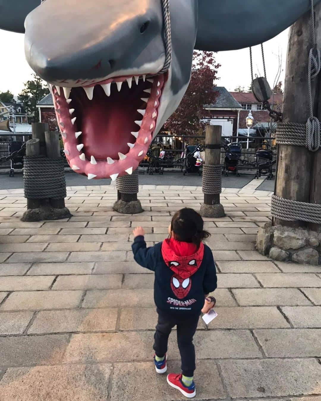 平山美香のインスタグラム：「親戚ファミリーと秋の旅行は、パークフロントホテル泊で、チラッとUSJへ🌴 USJ駐車場に停めるより、パーク迄近くて便利🌴 ディズニーランドほど乗れるアトラクションには少ないけど、毎度の楽しみグリーティングダイナソーで、長男の大好きなラプトルに会えました🌴 次男が寝てしまい私は待機でしたが、長男は初シャークにビビりまくりだったみたい🌴 限定のドラえもんポップコーンBOXは、もちろんGET🌴 早くコロナが落ち着いて、パレード見たいなぁ🌴 #usj」