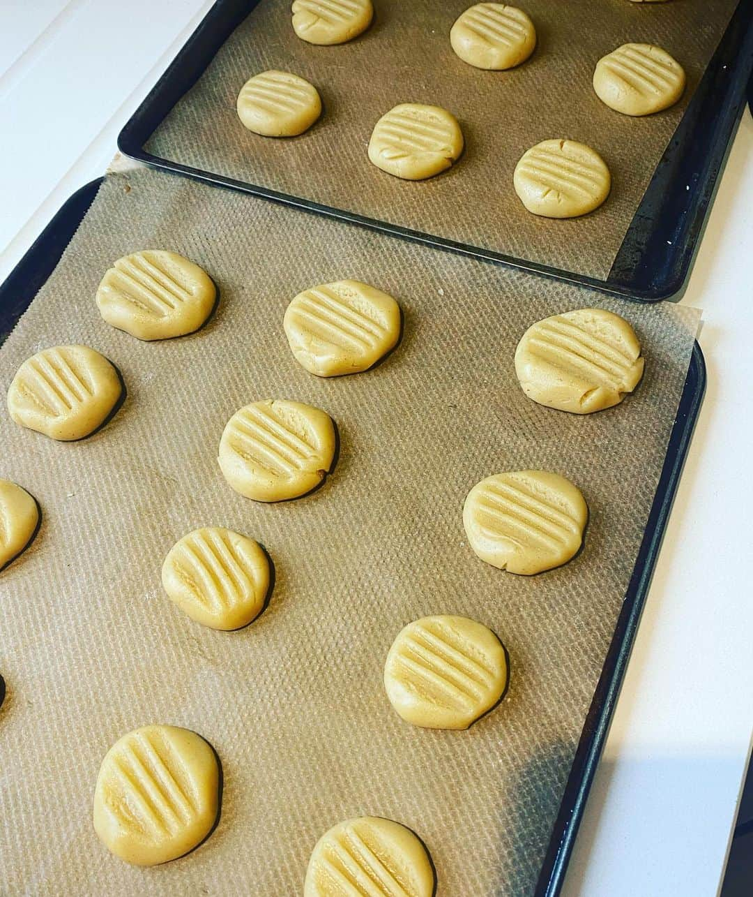 メラニー・サイクスさんのインスタグラム写真 - (メラニー・サイクスInstagram)「Afternoon 😁 I’ve made some ginger nuts cos the biscuit tin is bare 😱 These are from @paul.hollywood ‘s A bakers life book. This is  his mum’s recipe and they are delicious. I know my sizing isn’t perfect but they are easy to make and totally from store cupboard ingredients #easybaking #sundaybaking #biscuit #gingerbiscuits 👩🏻‍🍳 what are you guys up to? Xxxxx」11月29日 22時55分 - msmelaniesykes