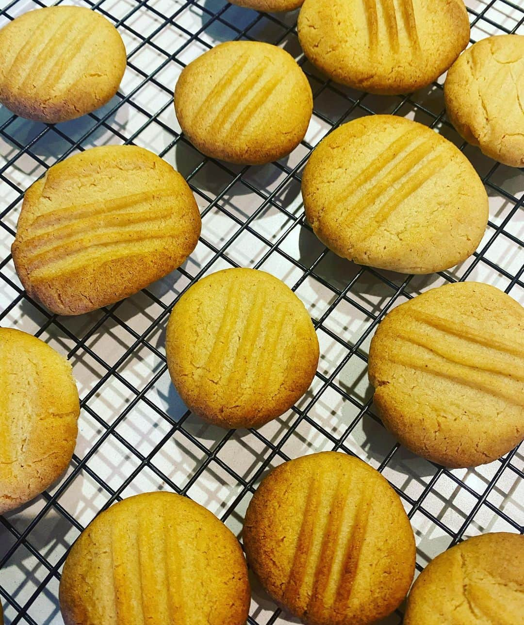 メラニー・サイクスさんのインスタグラム写真 - (メラニー・サイクスInstagram)「Afternoon 😁 I’ve made some ginger nuts cos the biscuit tin is bare 😱 These are from @paul.hollywood ‘s A bakers life book. This is  his mum’s recipe and they are delicious. I know my sizing isn’t perfect but they are easy to make and totally from store cupboard ingredients #easybaking #sundaybaking #biscuit #gingerbiscuits 👩🏻‍🍳 what are you guys up to? Xxxxx」11月29日 22時55分 - msmelaniesykes