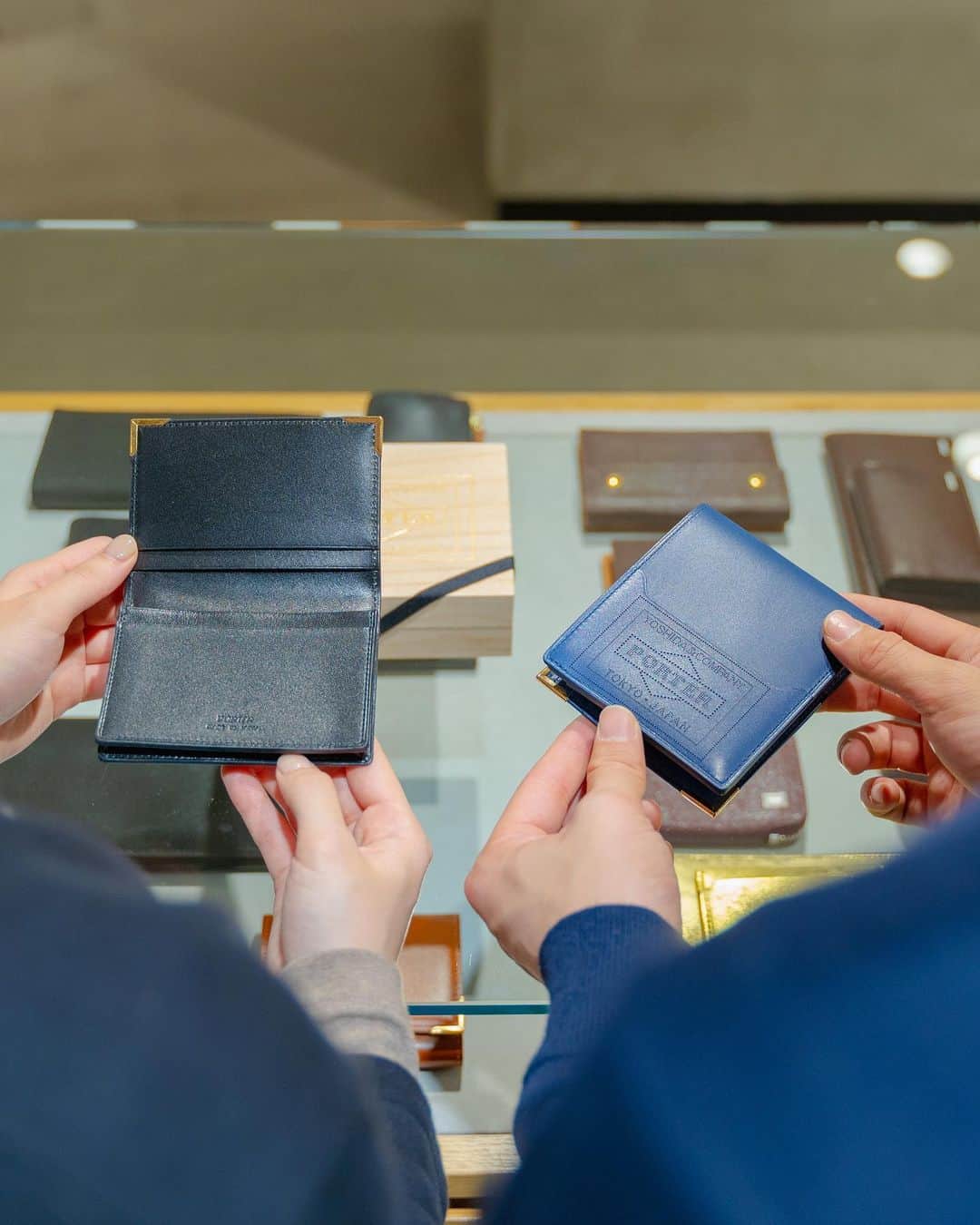 のインスタグラム：「. これからのギフトシーズンにおすすめの上品で高級感のある「PORTER CHARMANT（シャルマン）」シリーズです。  キメが細かく柔らかいフランスの最高級カーフを使用し、型からオリジナルで製作したゴールドのコーナー金具を施すことで、エレガントでオーセンティックに仕上げました。  表革はフランスの名門タンナー、デュプイ社の「シャトーブリアン」を使用しています。通常のボックスカーフに比べ、柔らかいタッチ感や独特のコシ、美しい肌目が魅力です。染料と顔料を少量ずつ加えた独自のセミアニリン仕上げで、透明感のある綺麗な色艶をお楽しみいただけます。  ゴールドのコーナー金具は、1930年代にイギリスで作られたトラベルウォレットなどに見られた装飾がモチーフです。当時はスターリングシルバーを使用し、ピンなどで丁寧に留めており、そのディテールをゴールドで取り入れてアクセントにしました。 背面には、PORTERロゴをレーザー加工で施したICカードポケットを取り付けました。 さらに、PORTERロゴをゴールドの箔押しで施したオリジナルの桐箱が付属します。  FOLDING WALLET ￥45,000＋tax W115/H95/D30mm http://www.yoshidakaban.com/product/105523.html  CARD CASE ￥28,000＋tax W110/H78/D18mm http://www.yoshidakaban.com/product/105525.html  ぜひこの機会に店頭でお手にとってご覧ください。  #yoshidakaban #porter #luggagelabel #porteryoshida #madeinjapan #japan #porterstand #charmant #longwallet #wallet #cardcase #france #dupuy #boxcalf #leather #paulowniabox #吉田カバン #ポーター #日本製 #ポータースタンド #シャルマン #ウォレット #財布 #カードケース #革 #レザー #桐箱」