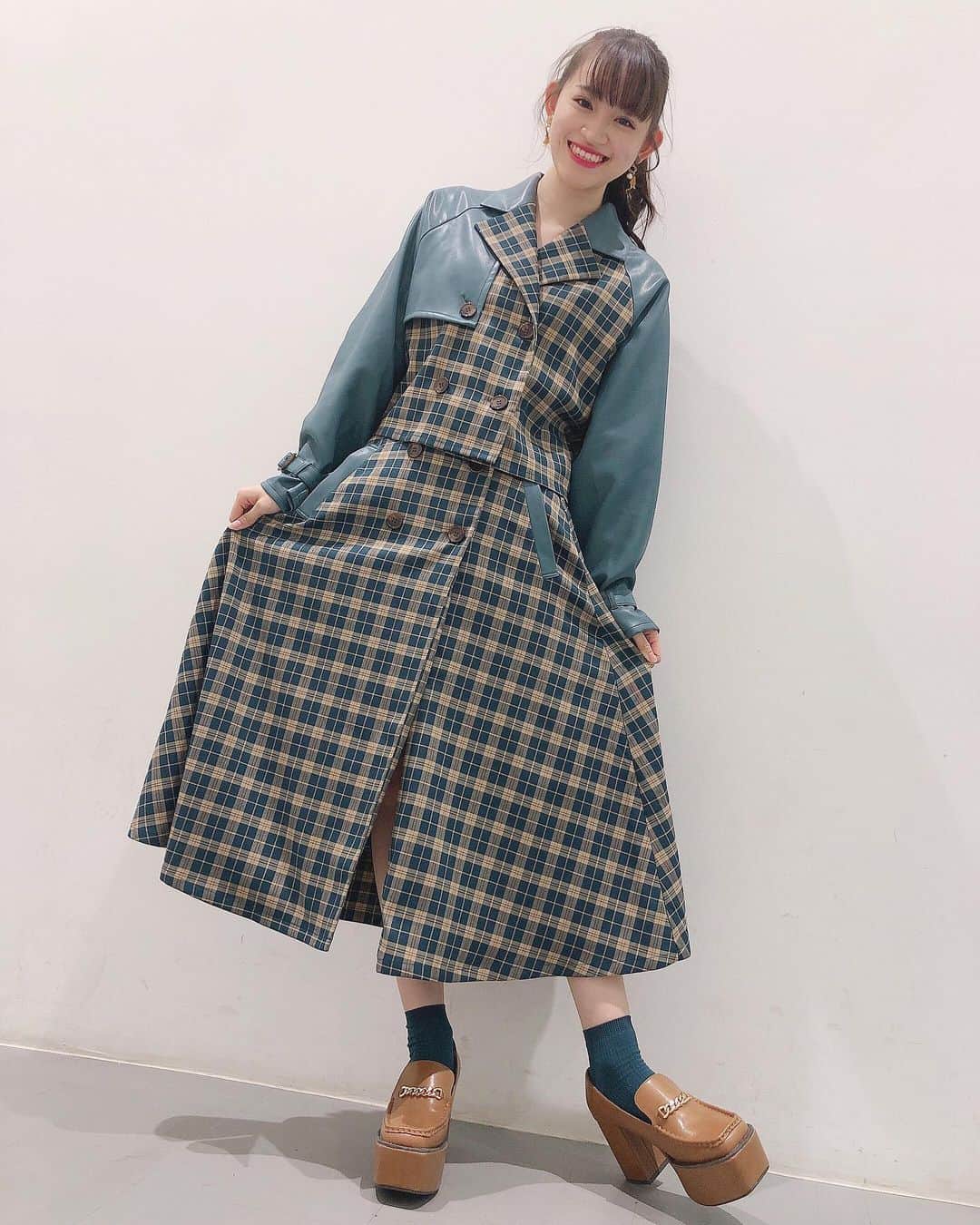 下口ひななのインスタグラム：「オンラインお話会✨﻿ ﻿ ﻿ この服大好きすぎてインスタにも載せます🍀﻿ ﻿ もう毎日寒いなと思ったらあと2日で12月﻿ 私は衣替えまだ終わってません﻿ 今日明日で衣替えを終わらせるつもりです頑張ります☺️﻿ ﻿ Photo by えりな  #靴も可愛い #gu #guしか勝たん  #まもなく12月 #クリスマス楽しみだな  #akb48 #オンラインお話会 #オンラインレッスン」
