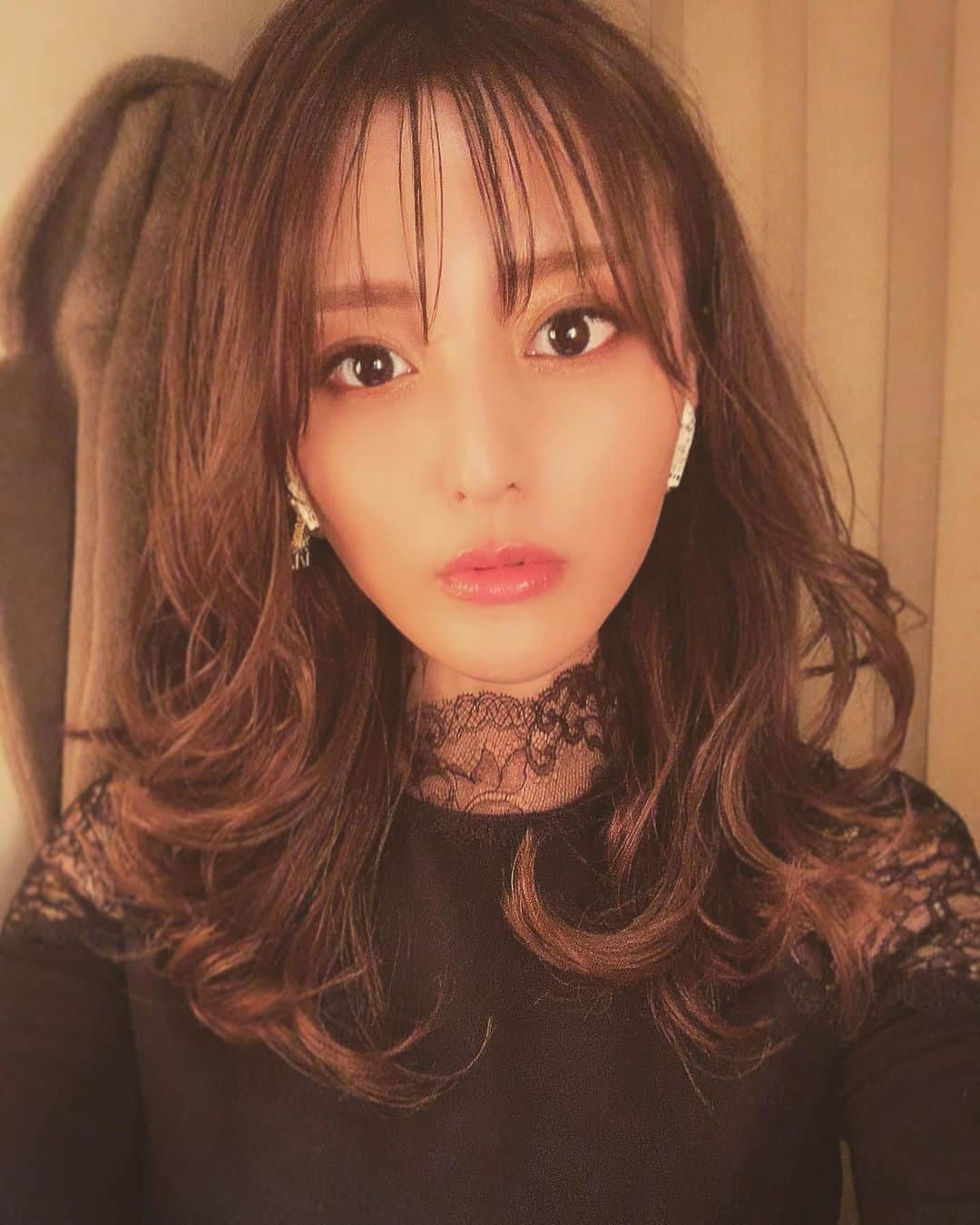 のインスタグラム：「. . コロナ対策のために セットサロンが禁止の クラブザコート🍾🥂 . . ほんまに自分で髪の毛するの 面倒くさいーと思ってたけど だんだん出来るようになってきて 楽しくなってきた💇🏼‍♀️👏 . . ##### #北新地#祇園#ホステス#キャバ嬢#クラブ#クラブザコート#韓国女優になりたい#キムジウォンになりたい#田中みな実になりたい#ノーカラコン#ナチュラルメイク#秋冬メイク#ノーファンデ#巻き髪#シースルーバング#韓国ヘア#」