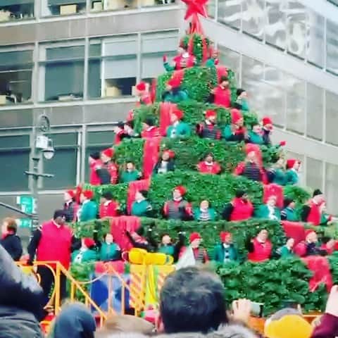 川原亜矢子のインスタグラム：「思い出のサンクスギビング　に Thanksgiving 2019  ② #parade #nyc #Christmastime  #peace #macys #パレード　#ニューヨーク #クリスマスツリー」