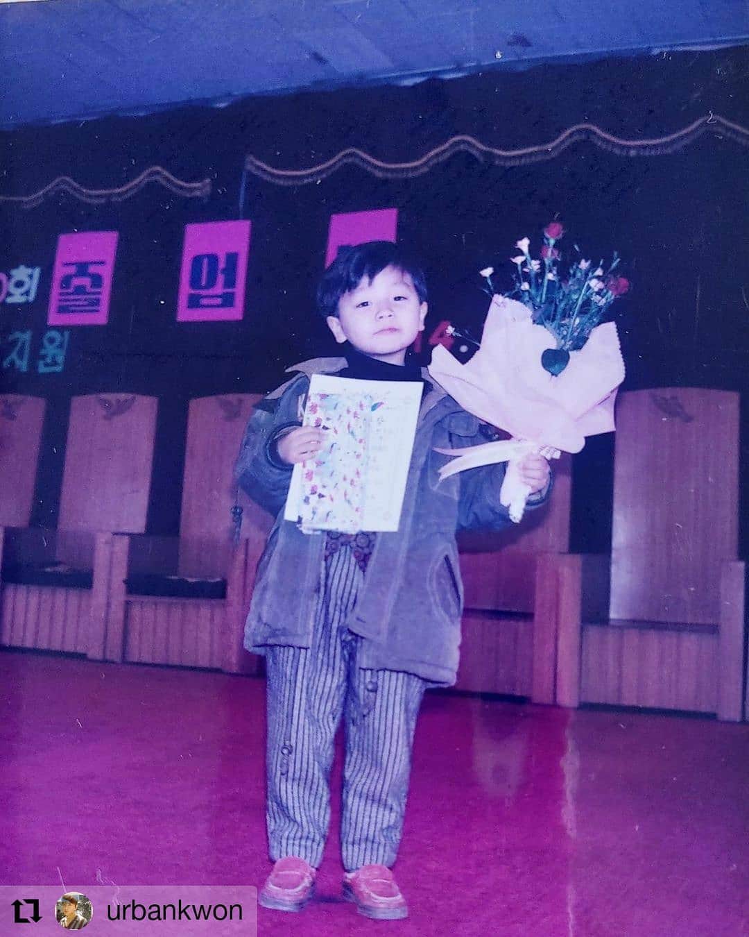 Urban Zakapaのインスタグラム：「헤헤 귀여워 😍😍 어릴때부터 무대에 서있는 모습이 진짜 멋있죠?? 💐 #Repost @urbankwon • • • • • • 유치원 졸업식 😆」