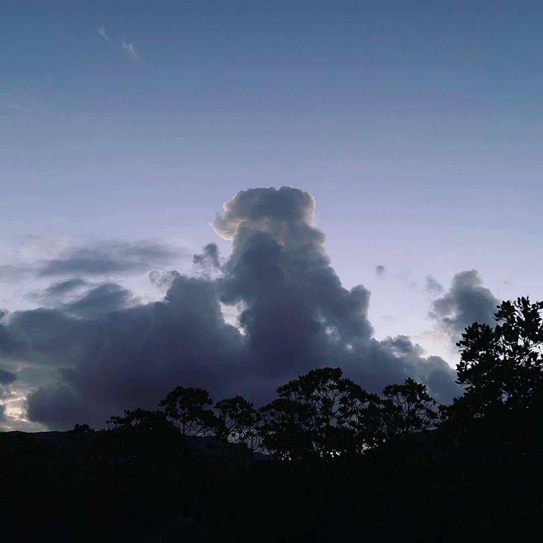 野本かりあのインスタグラム：「シーサーの横顔的な雲を見つけて、撮った写真をアップして、今日はお休みなさい。  @us4iriomote #GOETHICAL #エシカルな旅を広げよう #エシカルツーリズム」
