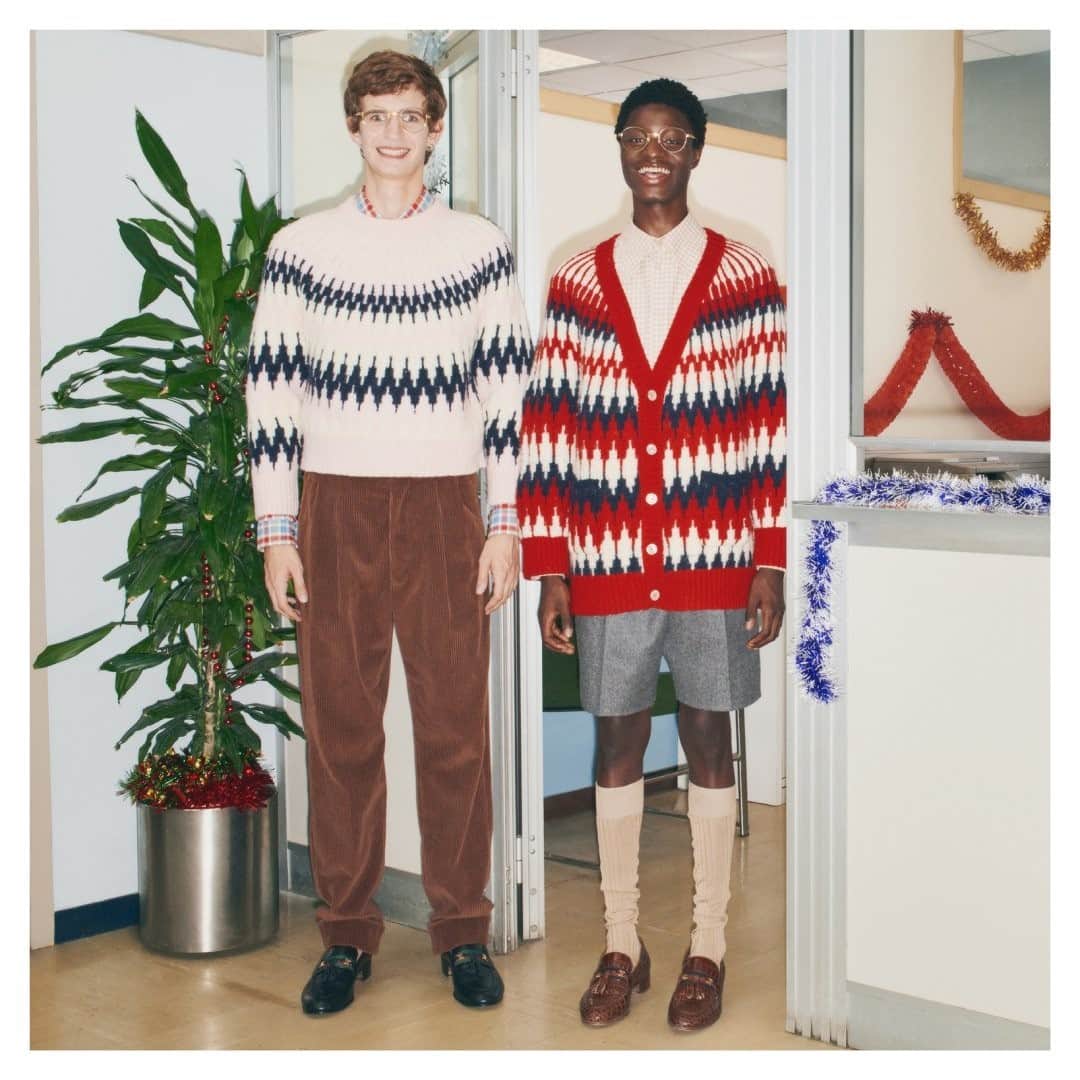 グッチさんのインスタグラム写真 - (グッチInstagram)「Holiday retro style knits in zig zag wool jacquard, a crewneck sweater and cardigan in vibrant colors. Discover more through link in bio. #AlessandroMichele @alessandro_michele #GucciGift」11月29日 23時01分 - gucci
