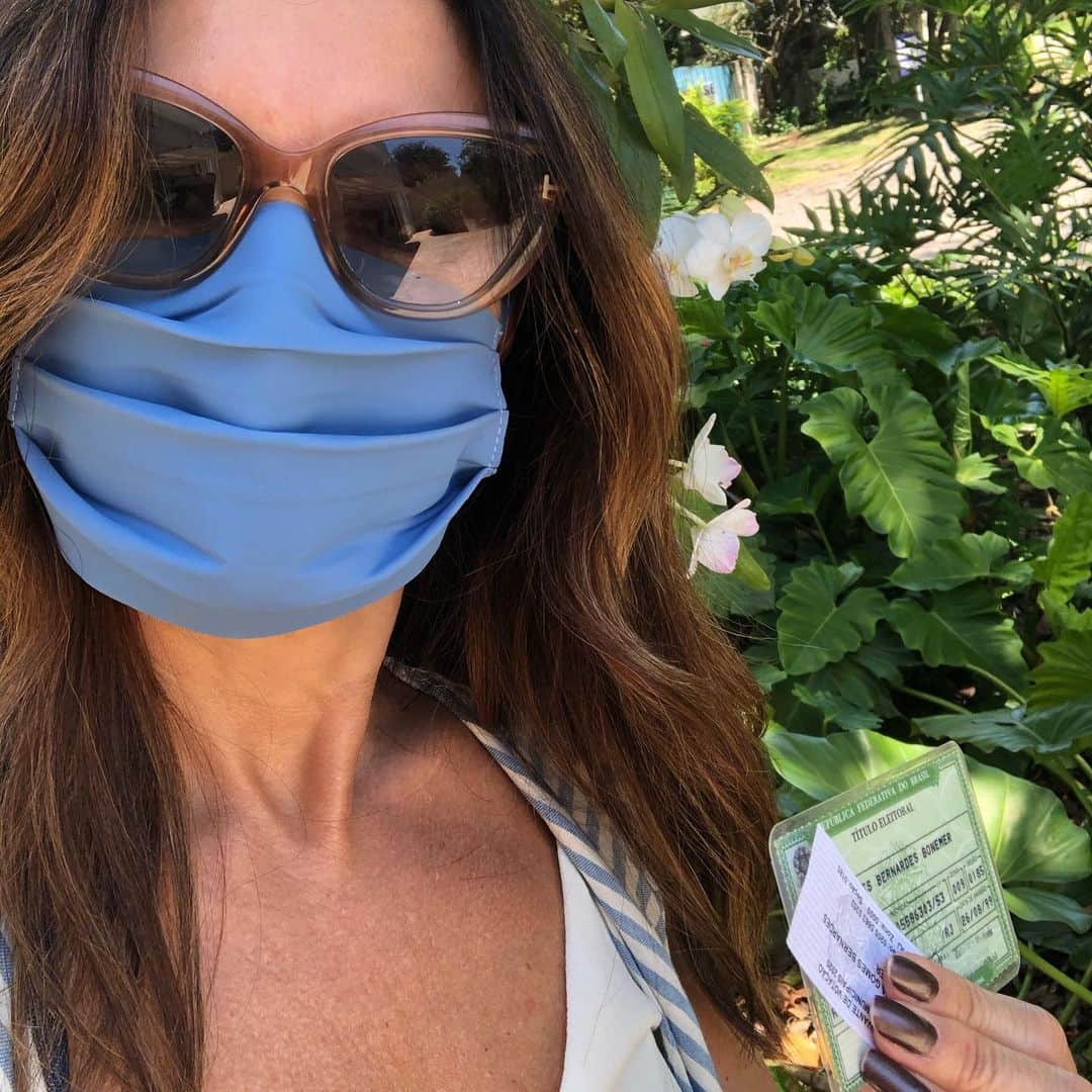 ファチマ・ベルナルデスのインスタグラム：「Votei. Votei numa escola muito vazia. Faz muito sol no Rio e as praias estão cheias. Nas seções eleitorais dessa escola, álcool em gel, distanciamento e máscara. Já nas praias, nenhuma proteção. Precisamos cuidar de nós, do outro, do lugar em que vivemos. E votar faz parte desse cuidado. Cinquenta e sete cidades só decidem hj quem vai governar pelos próximos quatro anos. Não abra mão desse direito. Vote!」