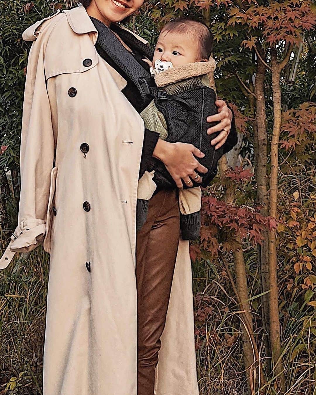 加藤澪さんのインスタグラム写真 - (加藤澪Instagram)「メッシュタイプの @babybjorn の抱っこ紐を新調🖤 新生児から約3歳まで使える抱っこ紐で4通りの抱っこ、おんぶができるからこの先長く使えそう！ 元々持っていたものはもちろんこれからも使うけど、ショルダー部分が分厚いから上にアウター着るのが難しくて 薄めのものが欲しかったの！ 写真見て分かる通り、上からコート着ても響かなくてすごく良い✨  @babybjorn #ベビービョルン #babybjorn #ad #抱っこ紐 #ベビー用品 #出産準備 #抱っこひも #新生児 ＃8ヶ月ベビー#育児グッズ #赤ちゃんのいる暮らし #プレママ #令和ベビー #ベビーグッズ」11月29日 23時09分 - miokato3306