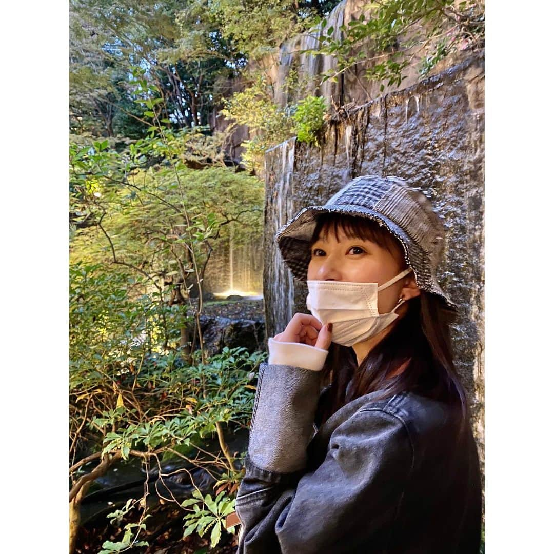 芳根京子さんのインスタグラム写真 - (芳根京子Instagram)「緑は落ち着きますね。 しばらく腫れていた目が ある日突然治りました。🤩 何やっても治らなかったから 数日そのままお仕事してたけど🥲 新しい作品が始まる前に治った！ ホッ！  気づけばもう今年もあと1ヶ月かぁ。 振り返るとここ数年、毎年バッッタバタだったけど、今年は年末感味わえるかな😌？どうなるかな😌  #腫れやすい目の持ち主」11月29日 23時09分 - yoshinekyoko